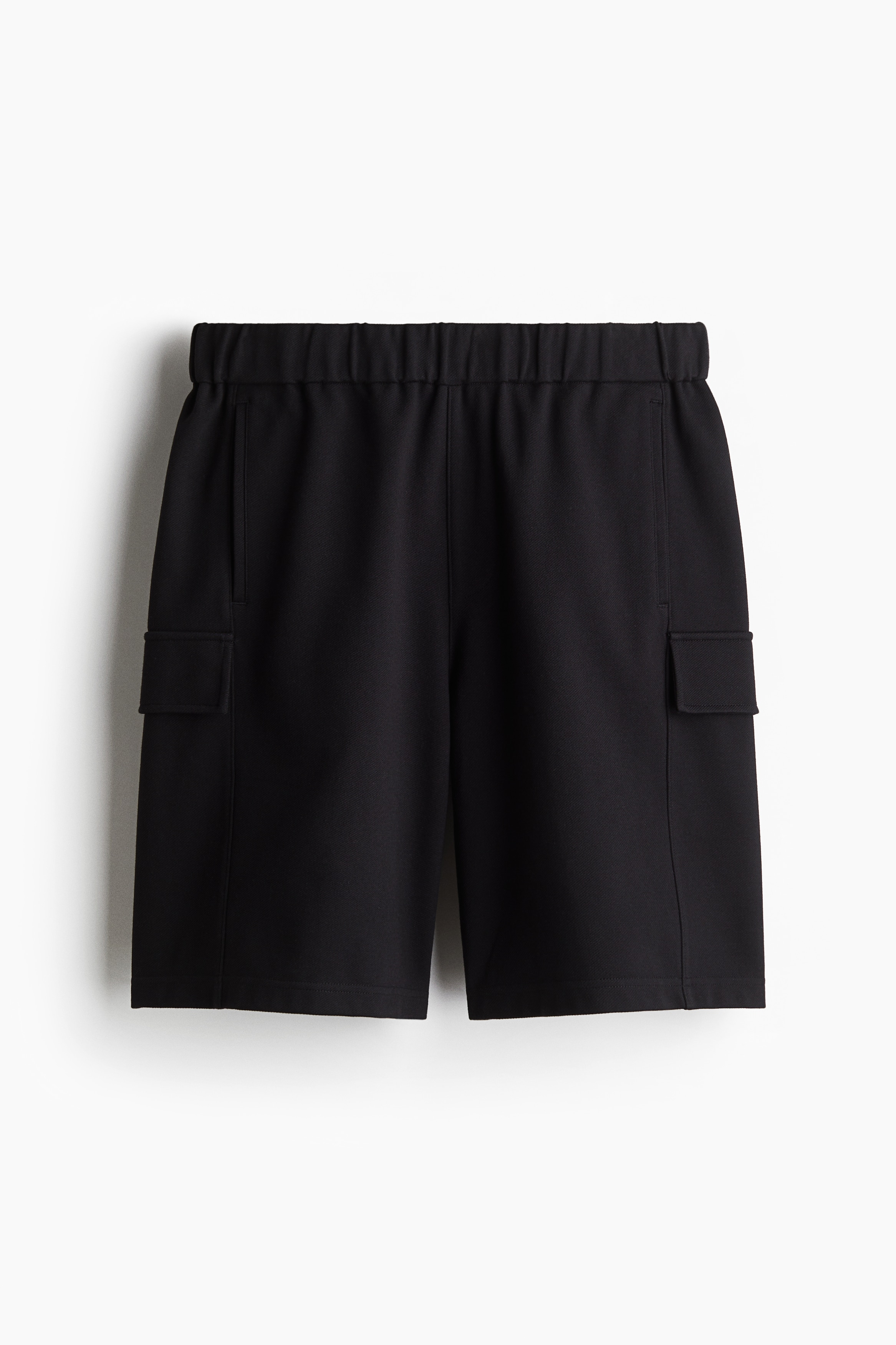 코튼 혼방 저지 소재의 카고 반바지. 히든 드로스트링이 있는 신축성 허릿단. 페이크 플라이. 옆면 포켓. 양쪽 다리에 페이크 플랩포켓이 있음. 넉넉하지만 오버사이즈보다는 약간 피트되는 루즈핏 실루엣. 이미지