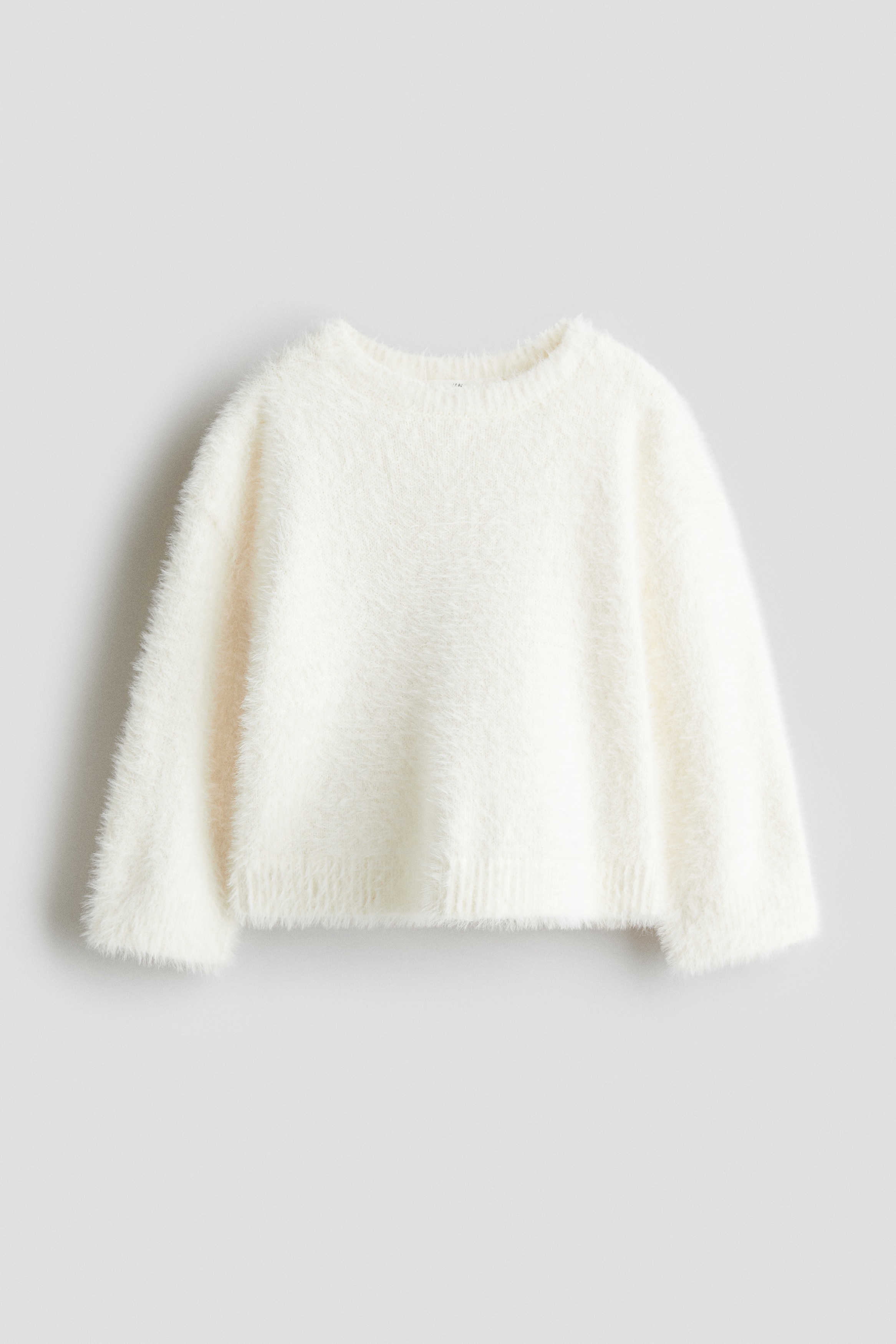 부드럽게 기모처리된 파인니트 소재의 스웨터. 라운드넥. 어깨 라인이 낮게처리된 드롭 숄더. 리브드 트리밍. 이미지