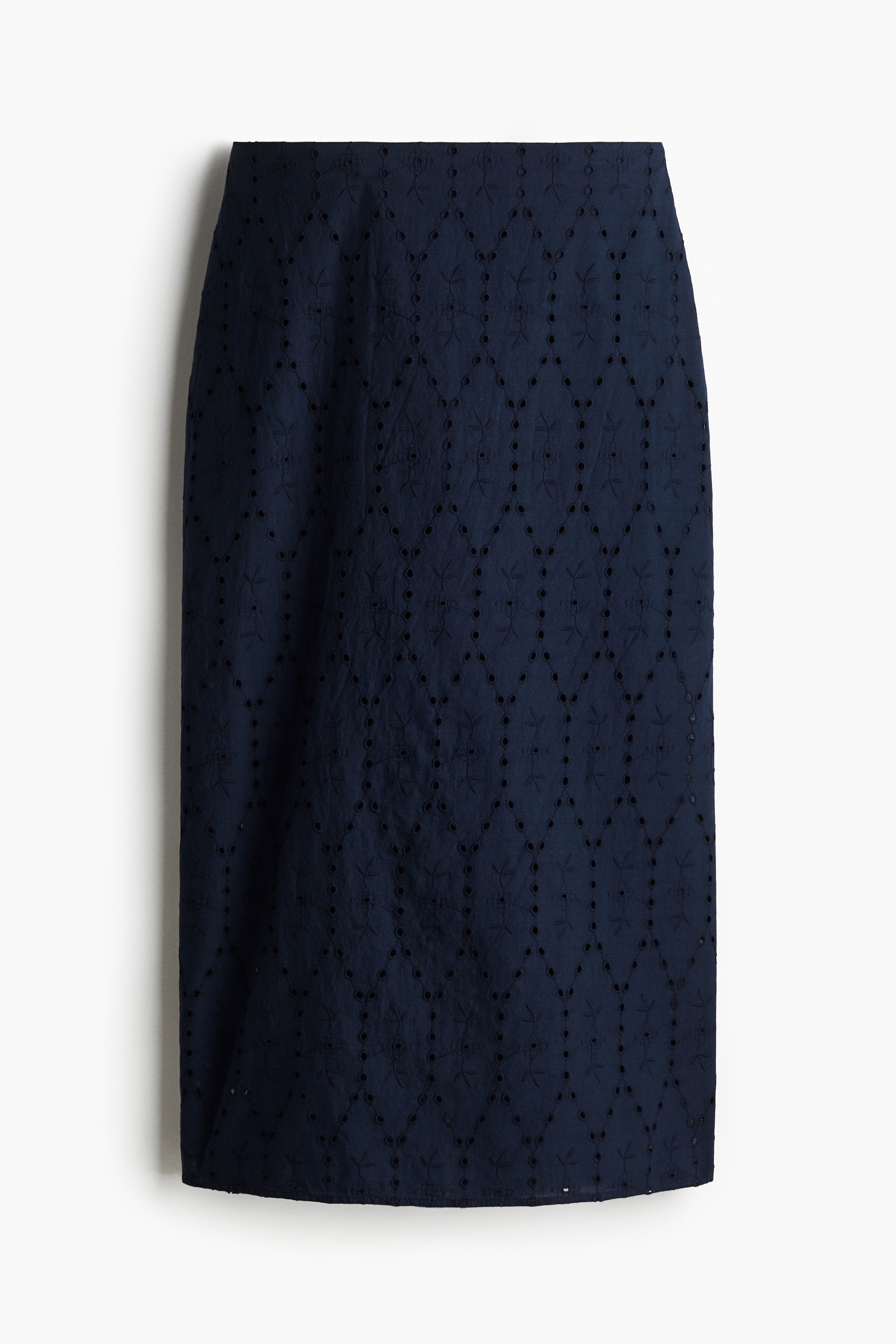 펀칭 자수로 장식된 코튼 소재의 미디 스커트. 뒷면 히든 지퍼와 후크 클로저. 뒷트임이 있는 스트레이트 헴라인. 짧은 이너 스커트 부착. 이미지1