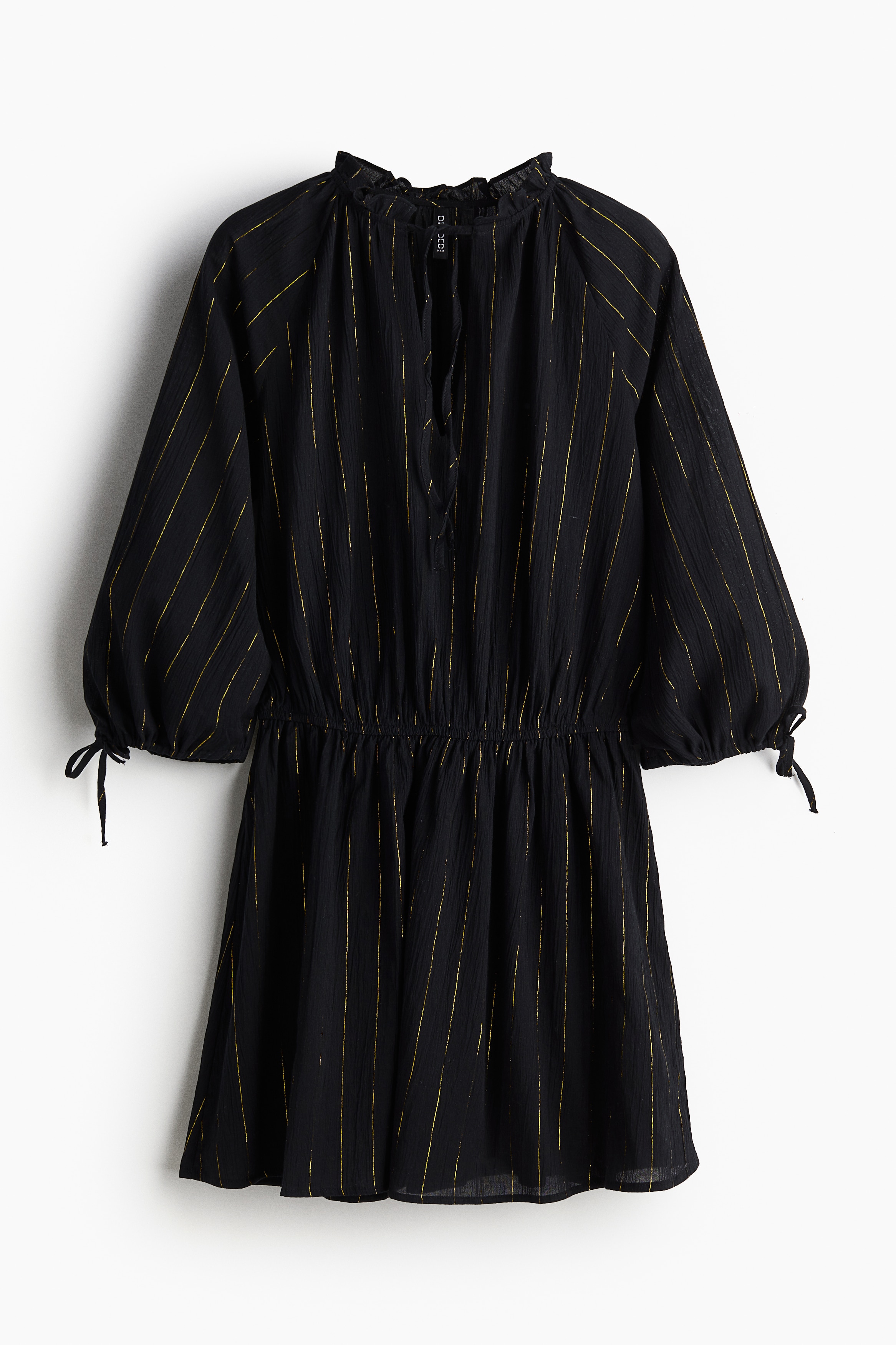 광택사가 혼방된 크레이프 코튼 소재의 짧은 튜닉 원피스. 가는 끈이 있는 프릴 칼라. 앞면 V자 트임. 래글런 스타일의 7부 벌룬 소매. 소맷단에 드로스트링이 있음. 허리 부분에 밴딩이 내장됨. 스트레이트 헴라인. 안감 생략. 이미지