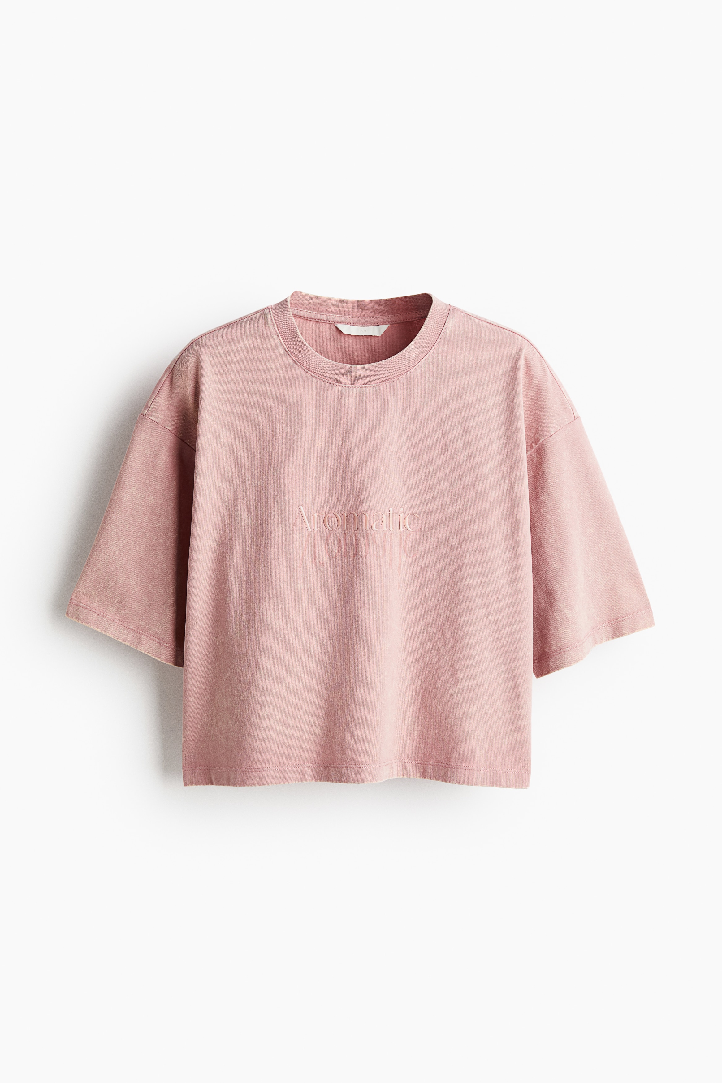 워싱처리된 듯한 코튼 저지 소재의 오버사이즈 티셔츠. 가슴 부분 프린트 장식. 리브드 마감된 라운드 네크라인. 드롭 숄더. 스트레이트 헴라인. 이미지