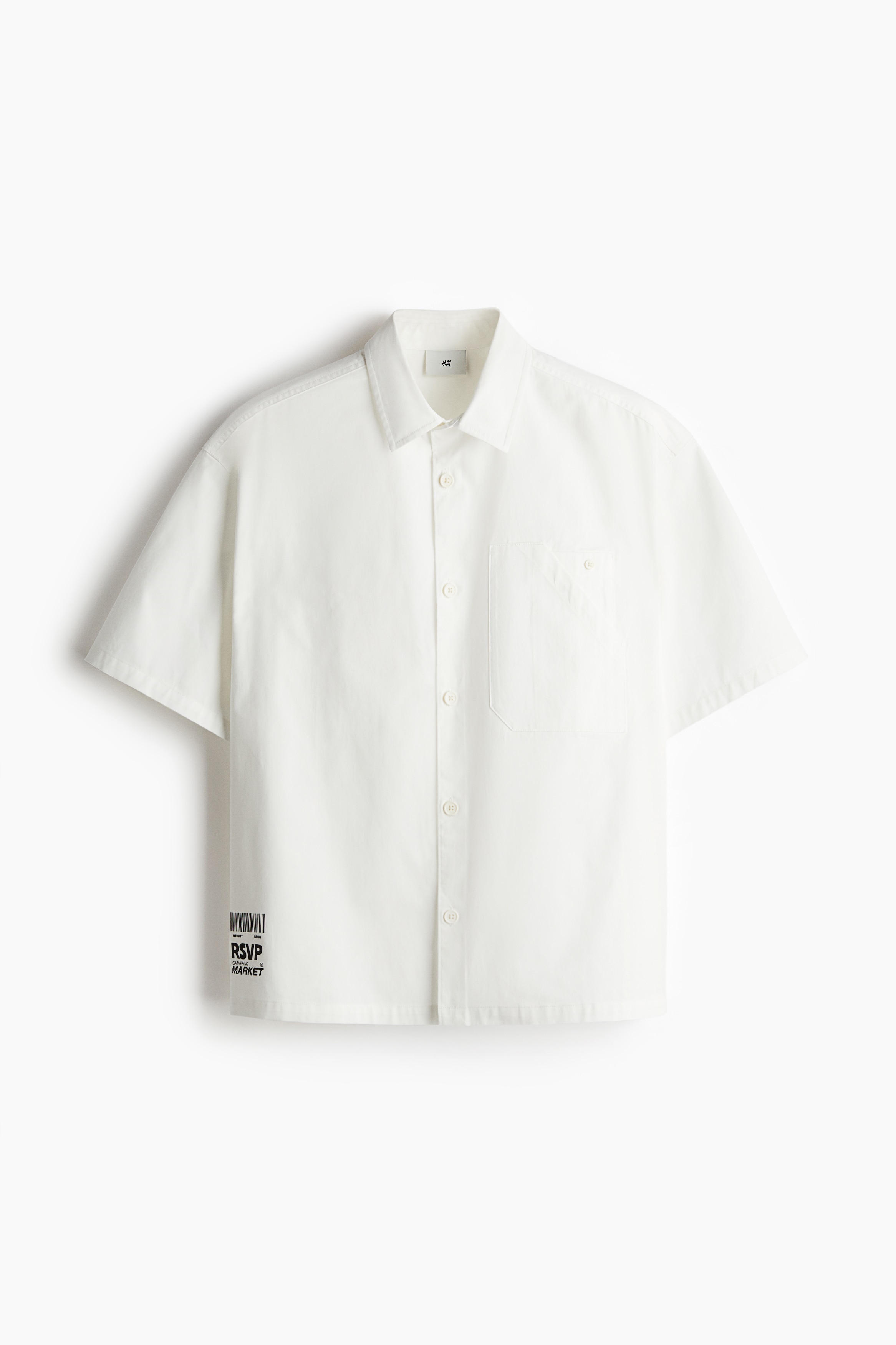 부드러운 코튼 트윌 소재의 반소매 셔츠. 턴다운 칼라. 버튼단이 있는 클래식 프런트 스타일. 가슴 패치포켓. 뒷면 요크. 스트레이트 헴라인. 넉넉하지만 오버사이즈보다는 약간 피트되는 루즈핏 실루엣. 이미지