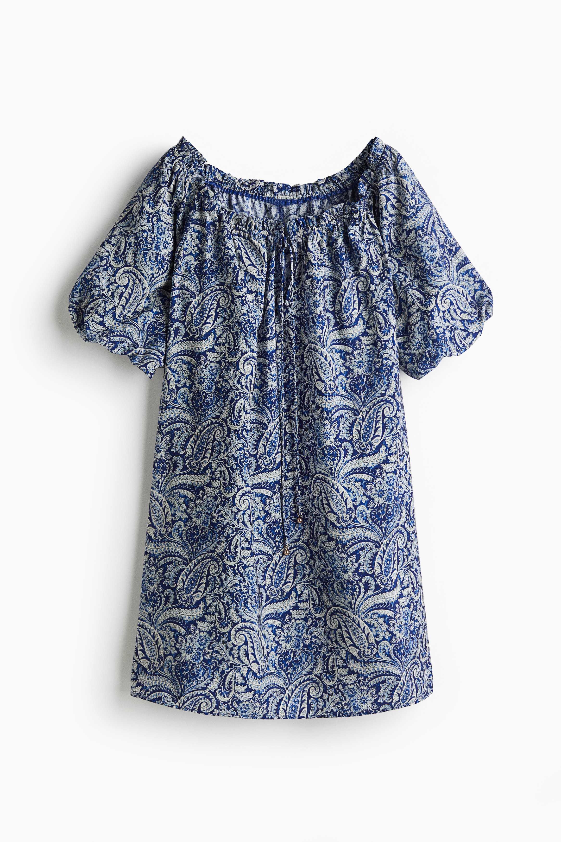 우븐 소재의 A라인 미니 드레스. 신축성 있으며, 깊게 파인 와이드넥이 짧은 프릴로 장식됨. 비즈로 마감된 가느다란 끈이 있는 앞면 V자 트임. 안감이 부착된 벌룬 스타일의 반소매. 이미지