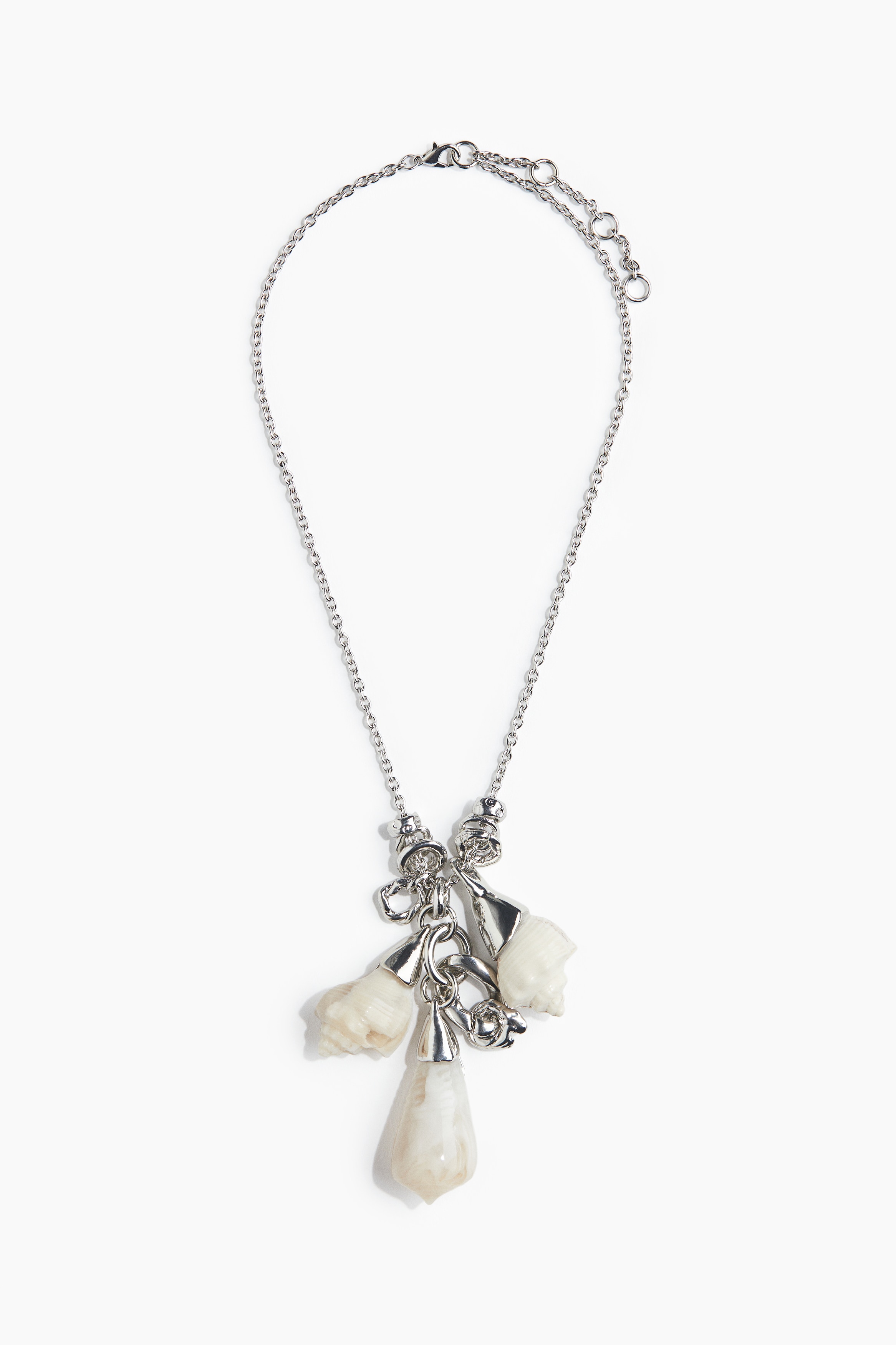 금속 링크 디테일과 소라 껍데기 모양의 플라스틱 펜던트 장식이 있는 금속 체인 목걸이. 트리거 후크로 길이 조절 가능. 이미지