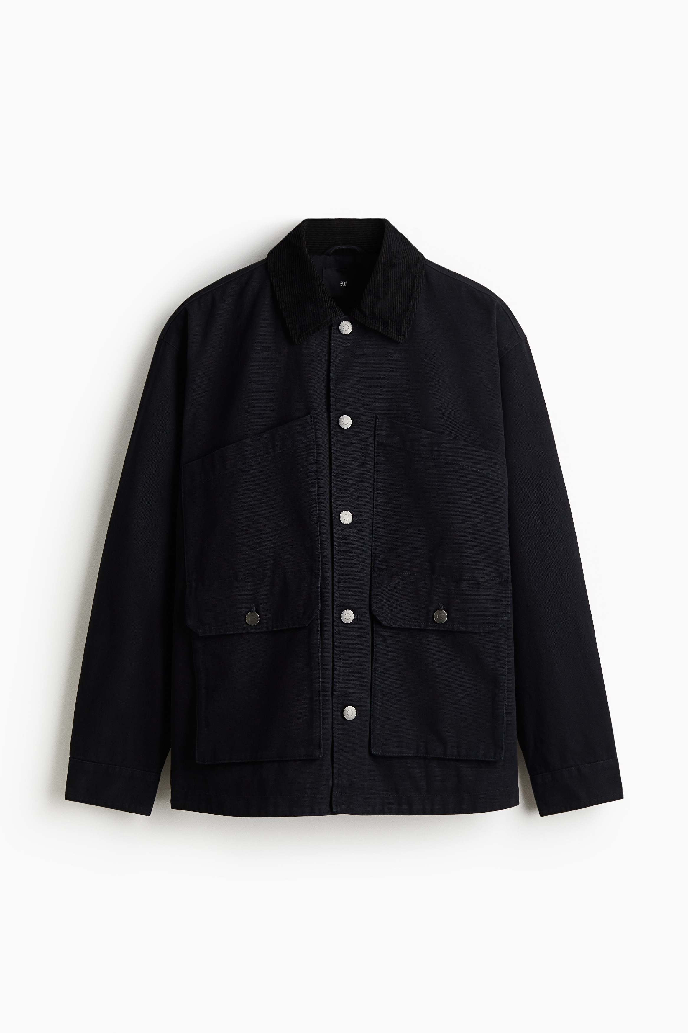 칼라와 앞면 버튼이 있는 코튼 소재의 재킷. 가슴 포켓. 버튼으로 여닫는 앞면 하단 플랩포켓. 소맷단 버튼. 스트레이트 헴라인. 넉넉하지만 오버사이즈보다는 약간 피트되는 루즈핏 실루엣. 부분 안감 부착. 이미지