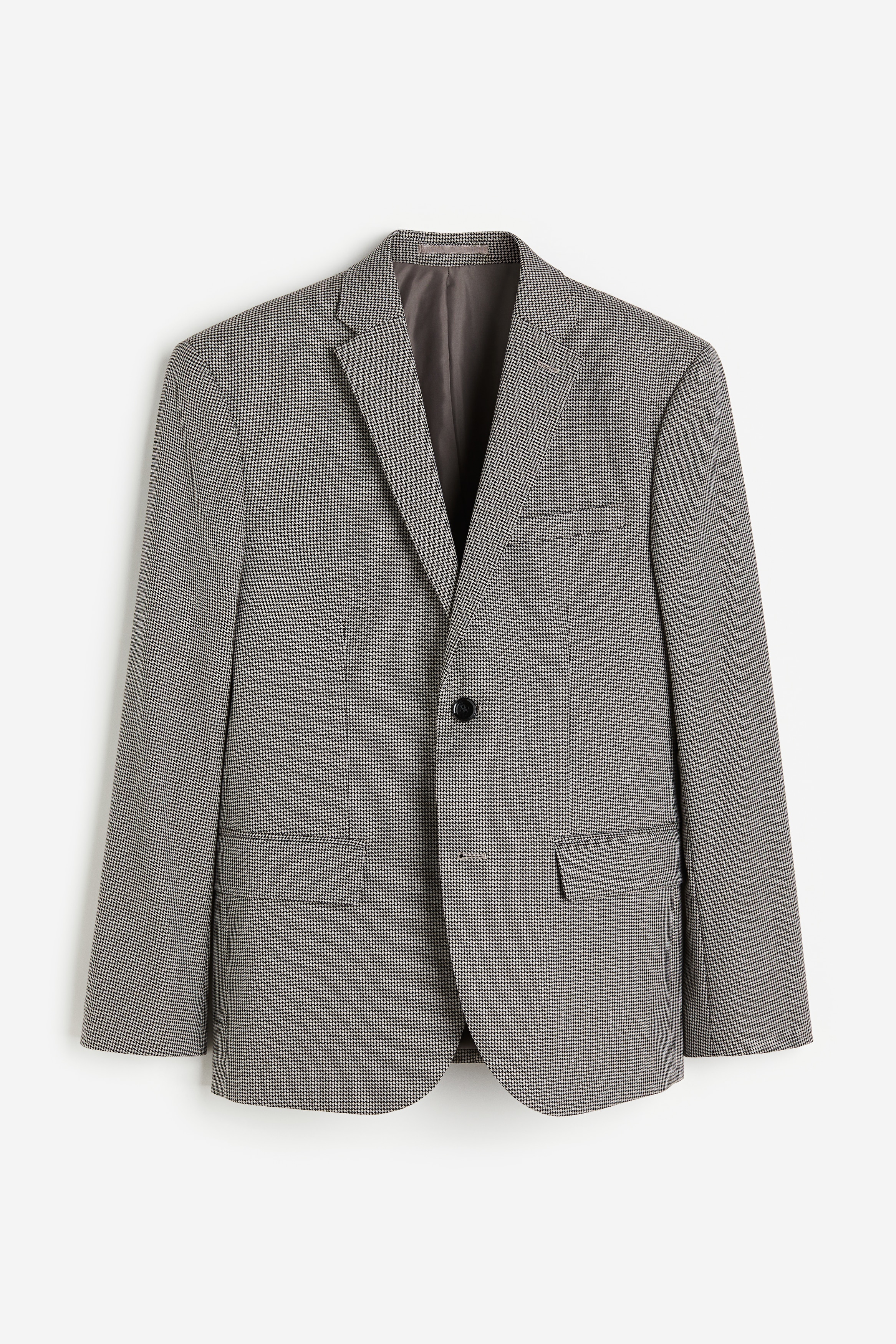 노치트 라펠이 있는 부드러운 우븐 소재의 싱글 브레스티드 재킷. 앞면 버튼 클로저. 슬림핏. 가슴 웰트포켓, 앞면 플랩포켓. 내부 포켓 2개. 소맷단 버튼 장식. 뒷트임. 안감 부착. 이미지