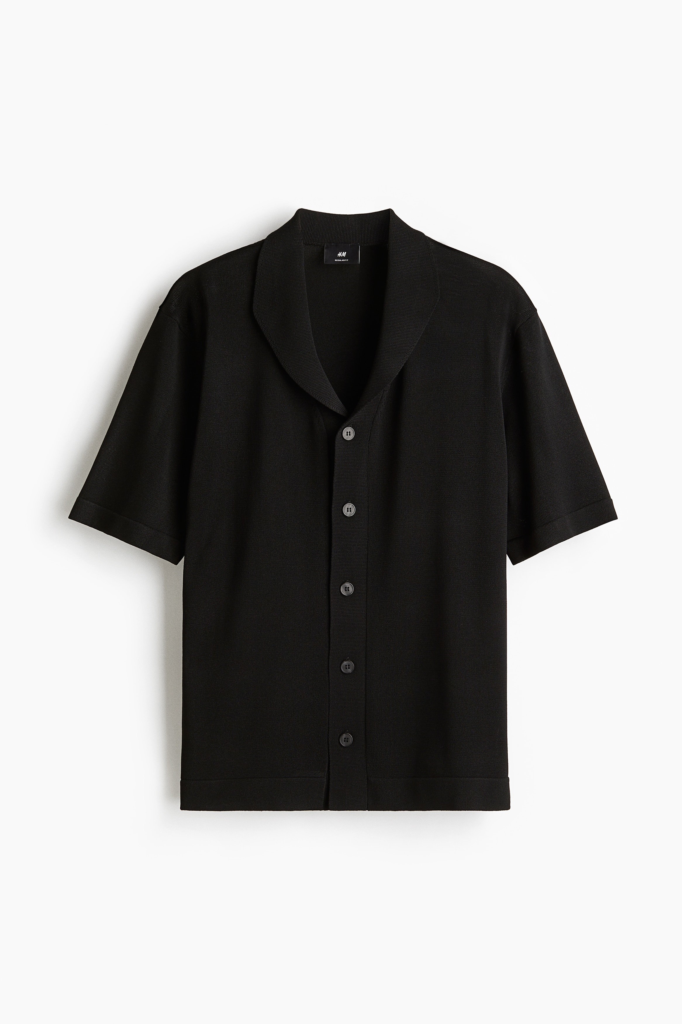 파인니트 소재의 반소매 셔츠. 칼라와 앞면 버튼이 있음. 스트레이트 헴라인. 착용감이 편안하고 클래식한 레귤러핏 실루엣. 이미지