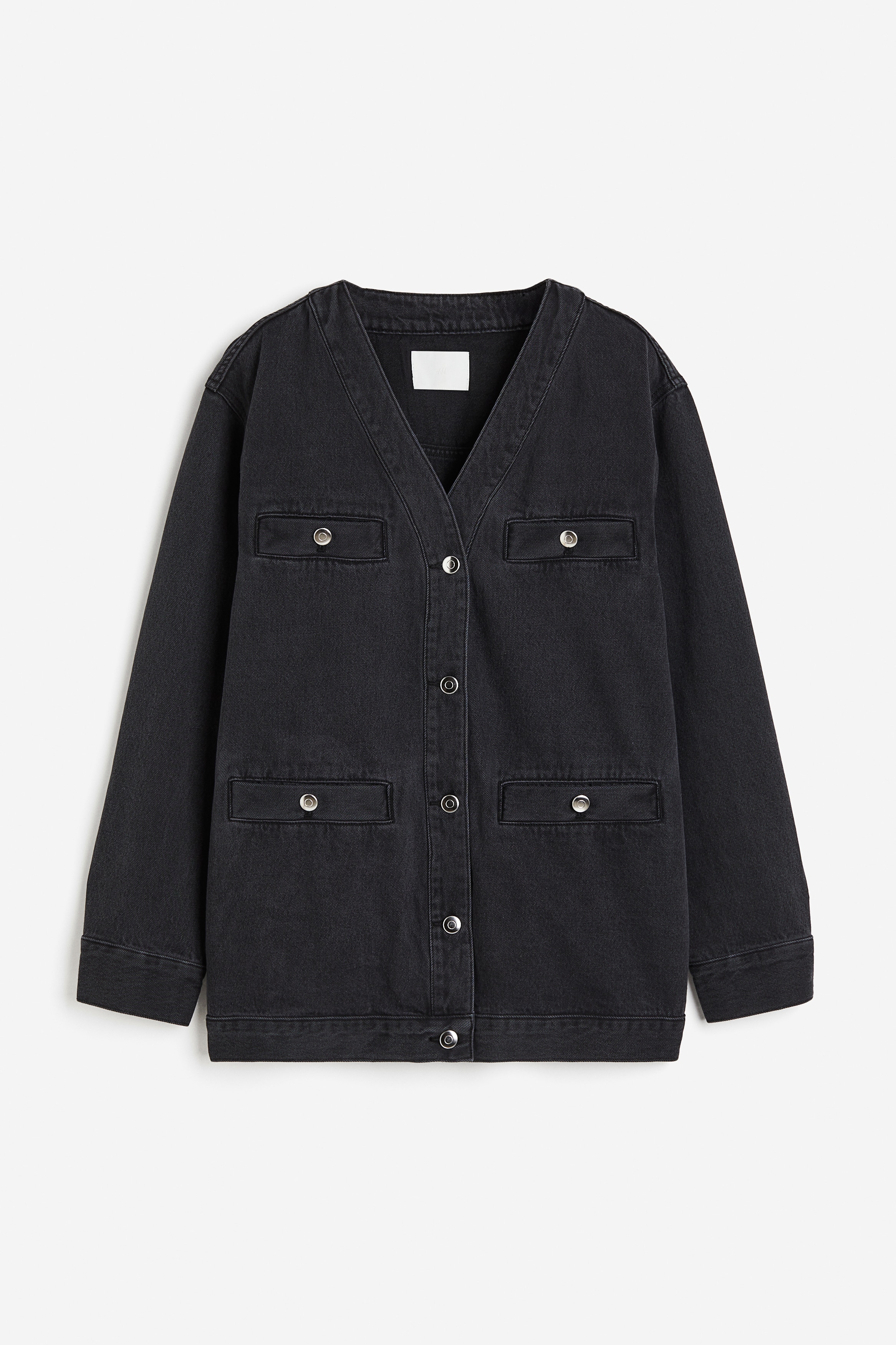 코튼 데님 소재의 V넥 재킷. 앞면 버튼 클로징. 뒷면 요크 디테일. 가슴 웰트포켓과 앞면 하단 웰트포켓, 소맷단에 버튼이 있음. 옆면 하단 탭과 버튼으로 핏 조절. 이미지