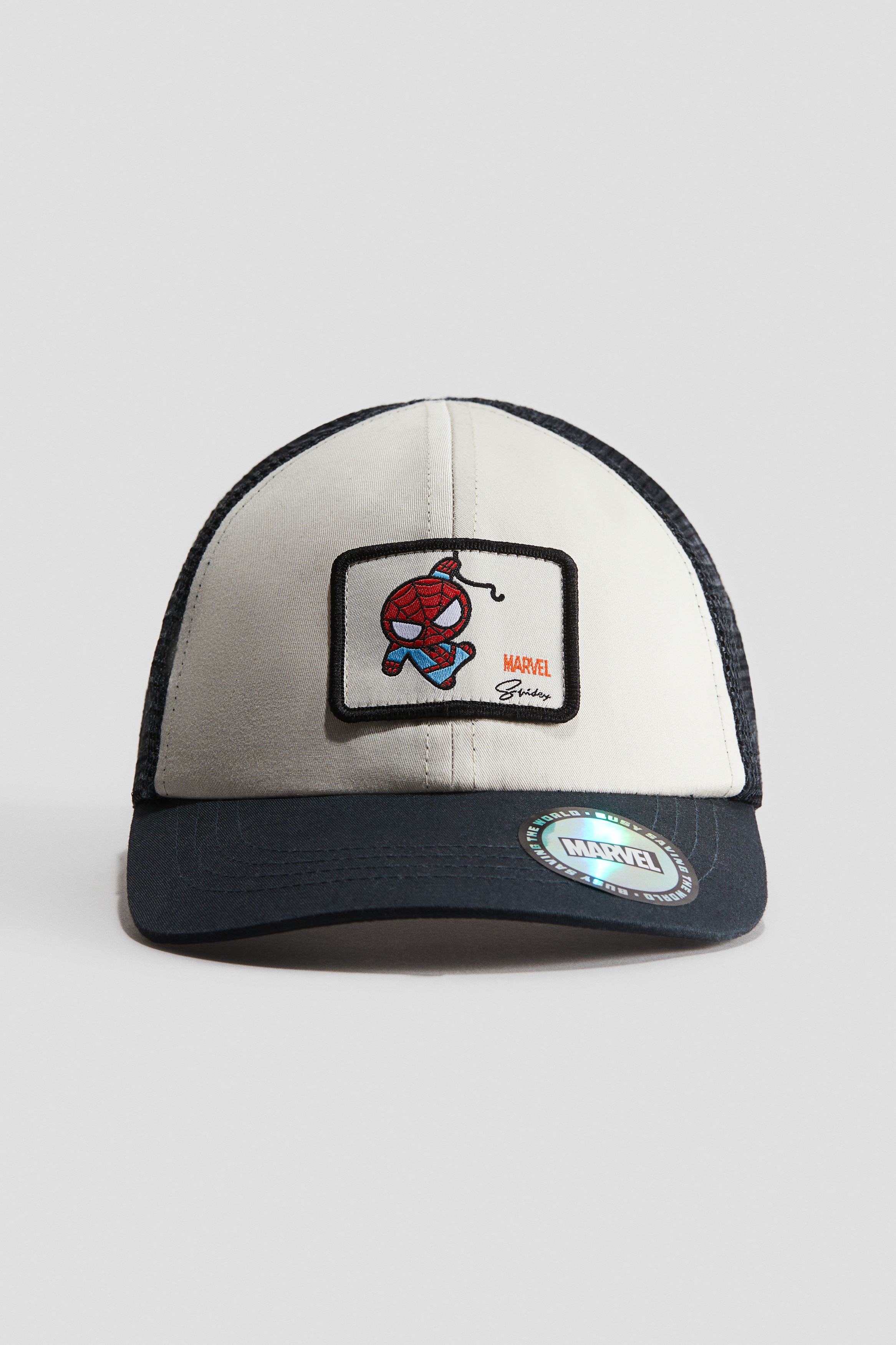 장식이 있는 코튼 캔버스 소재의 캡. 스웨트밴드 내장. 상단 자수 아일릿. 뒷면 플라스틱 탭으로 핏 조절. 이미지