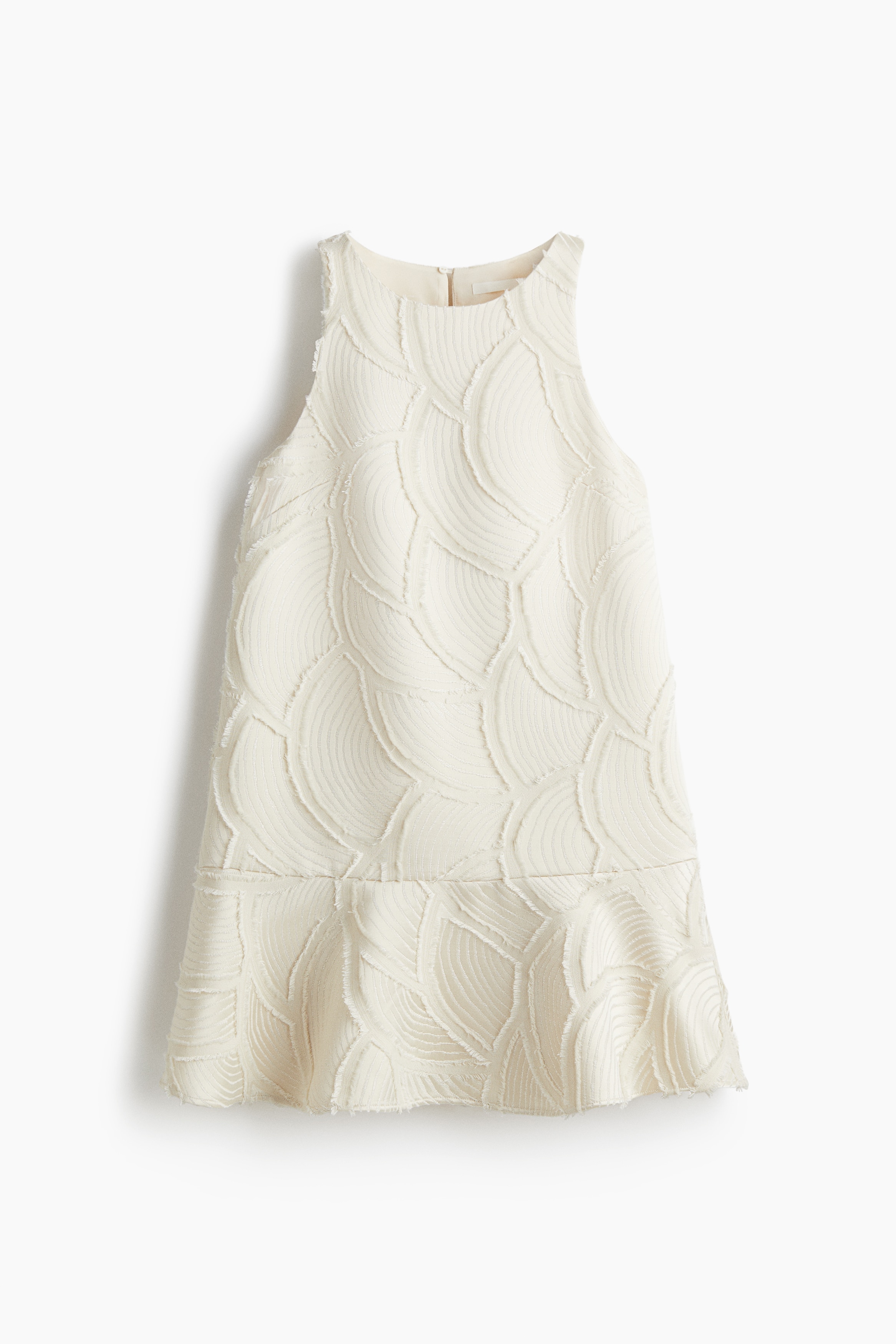 올이 풀린듯 마감된 자카드 소재의 짧은 슬리브리스 드레스. 라운드넥. 뒷면 상단에 키홀 트임과 히든 버튼이 있음. 플레어 스타일의 A라인 실루엣. 안감 부착. 이미지