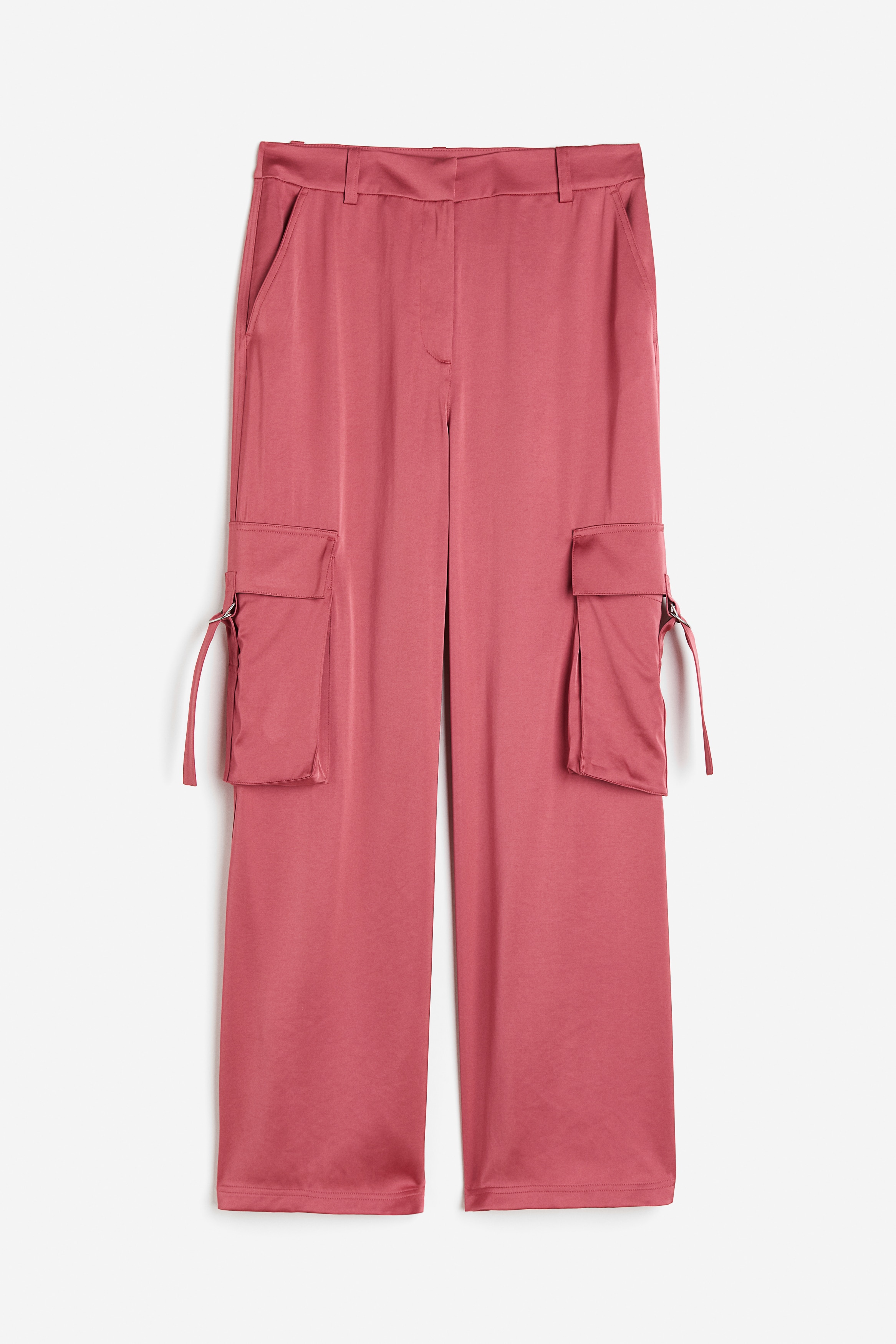 부드럽게 드레이핑되는 새틴 소재의 팬츠. 지퍼와 히든 버튼, 후크 클로저. 사선 방향의 옆면 포켓. 뒷면 웰트포켓. 탭과 D자 고리가 있는 양쪽 다리의 벨로즈 포켓. 스트레이트 레그. 이미지