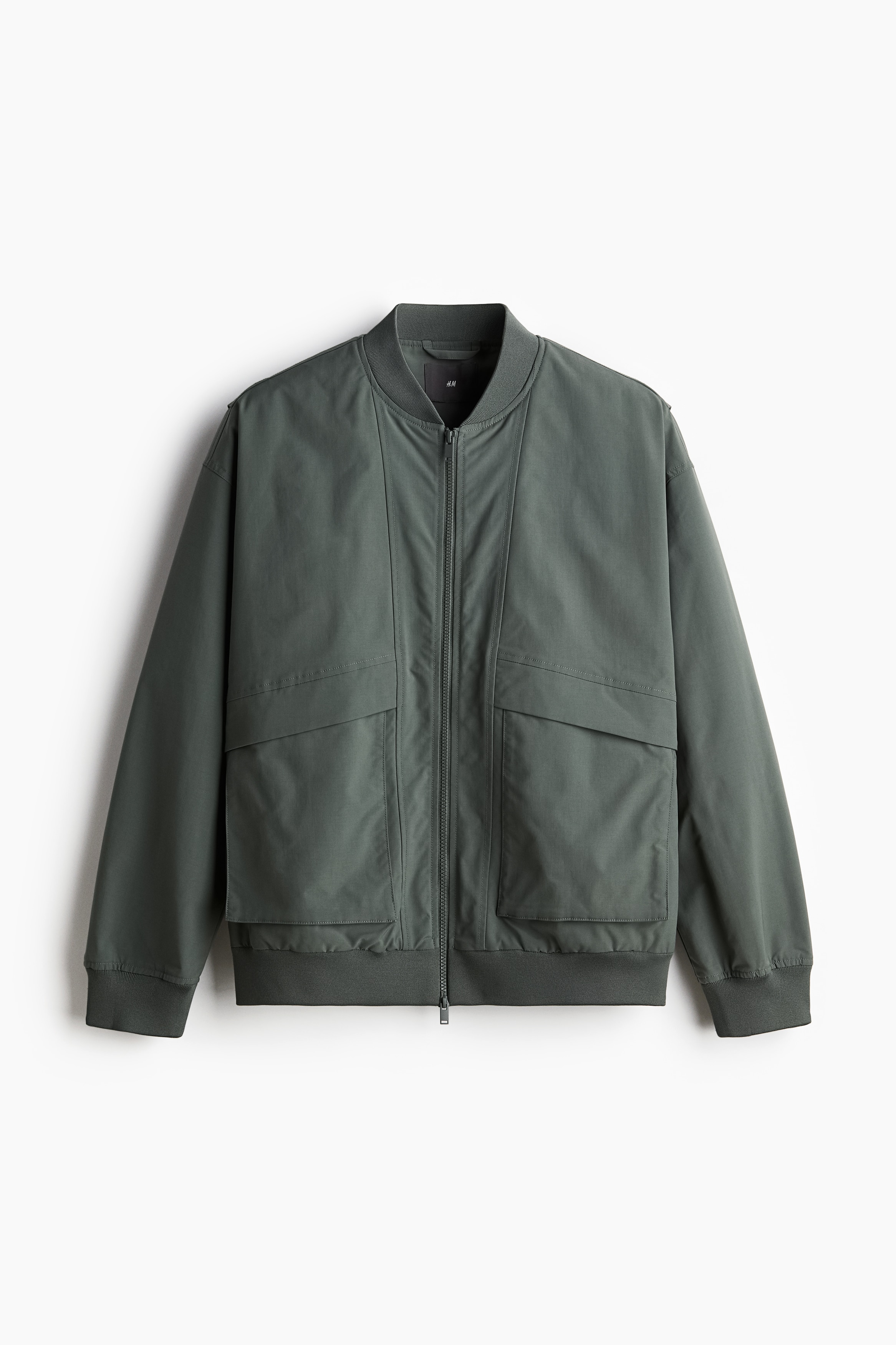 패딩되지 않은 우븐 소재의 긴소매 보머 재킷. 리브드 하프넥. 앞면 지퍼 클로저. 드롭 숄더. 플랩이 있는 앞면 패치포켓. 내부 포켓. 리브드 마감된 소맷단과 아랫단. 넉넉하지만 오버사이즈보다는 약간 피트되는 루즈핏 실루엣. 안감 부착. 이미지