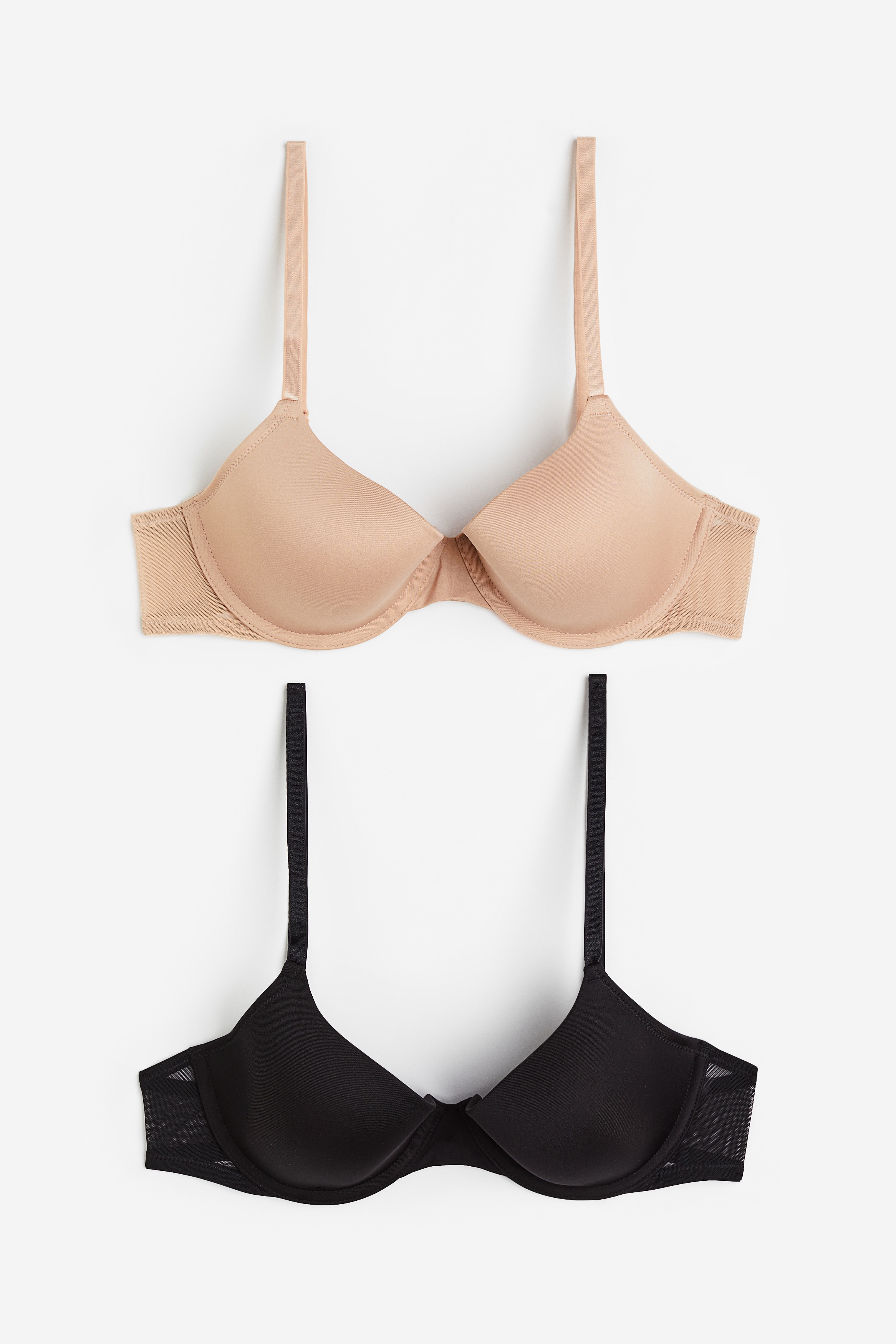 초극세사와 메쉬가 믹스된 언더와이어 브라 세트. 가슴 라인을 살려주며 탄탄하게 서포트해주는 패드컵. 어깨 스트랩 길이를 조절할 수 있음. 뒷면 후크로 여밈. 이미지