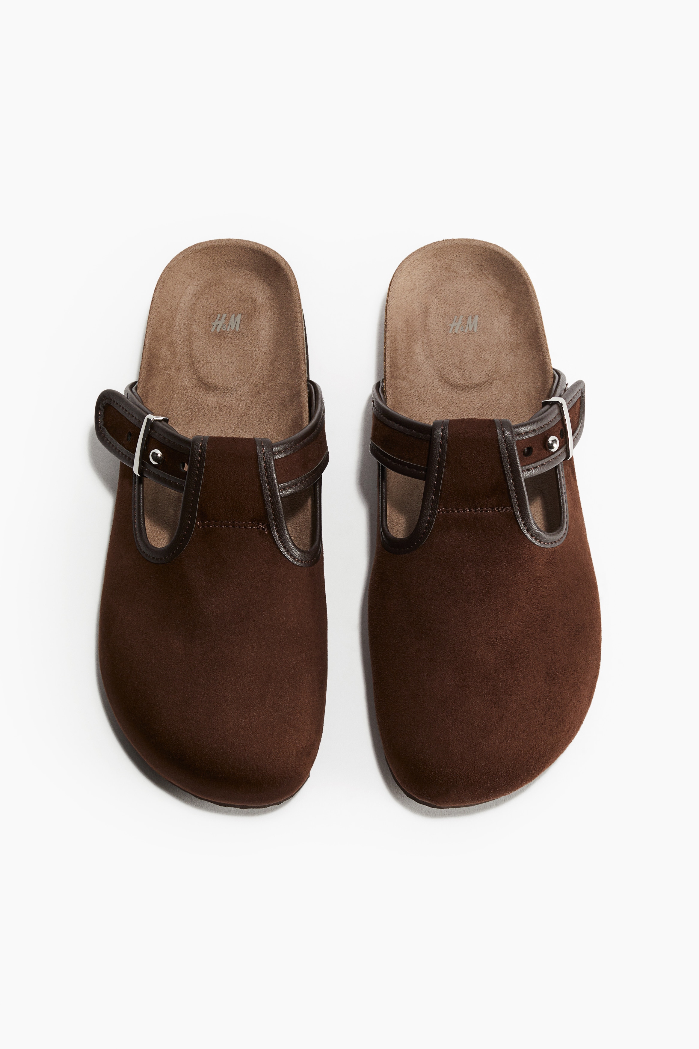 앞부분이 커버된 샌들. 금속 버클로 스트랩 핏 조절. 입체적인 밑창. 이미지