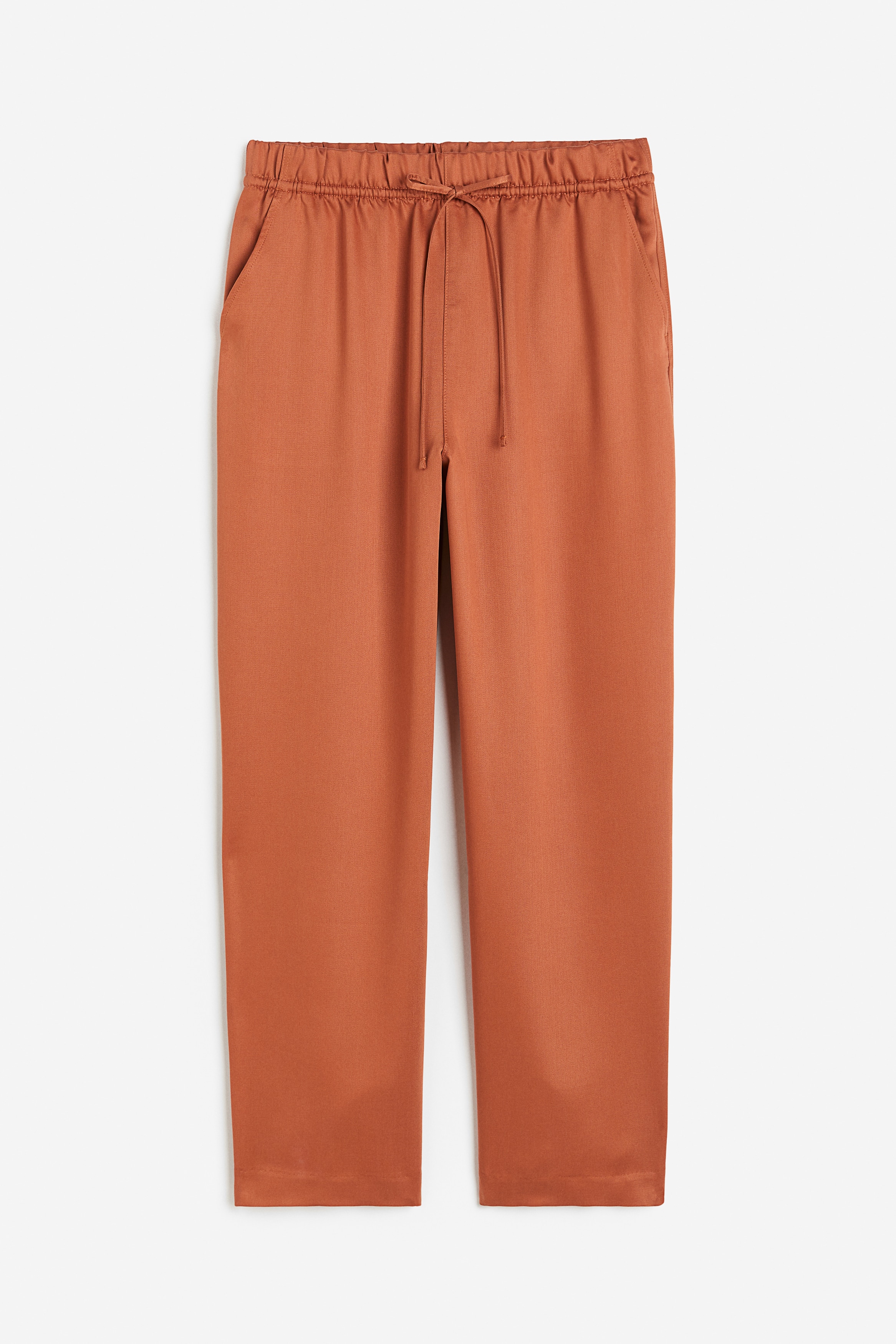 리오셀 혼방 소재의 하이웨이스트 9부 팬츠. 드로스트링이 있는 신축성 허릿단. 사선 방향의 옆면 포켓. 하단이 좁게 마감된 스트레이트 레그. 이미지