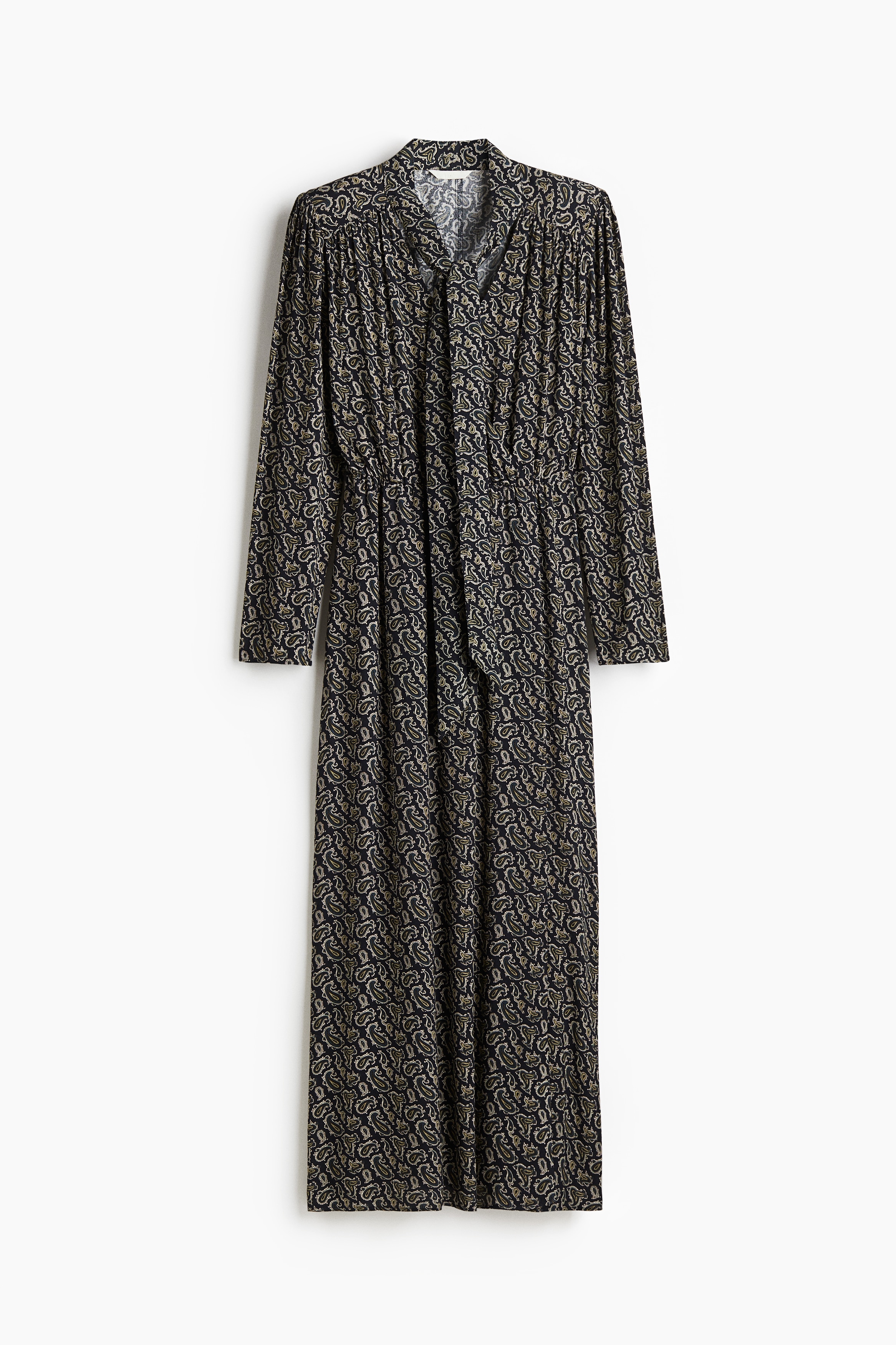 크레이프 소재의 루즈핏 롱 드레스. 랩스타일로 마감된 V넥. 스탠드 칼라가 긴 앞면 끈으로 이어지는 디자인. 어깨 앞뒷면에 주름이 잡힌 요크 디테일. 숄더 패드 내장. 긴소매. 허리 부분이 가늘게 밴딩처리됨. 안감 생략. 이미지