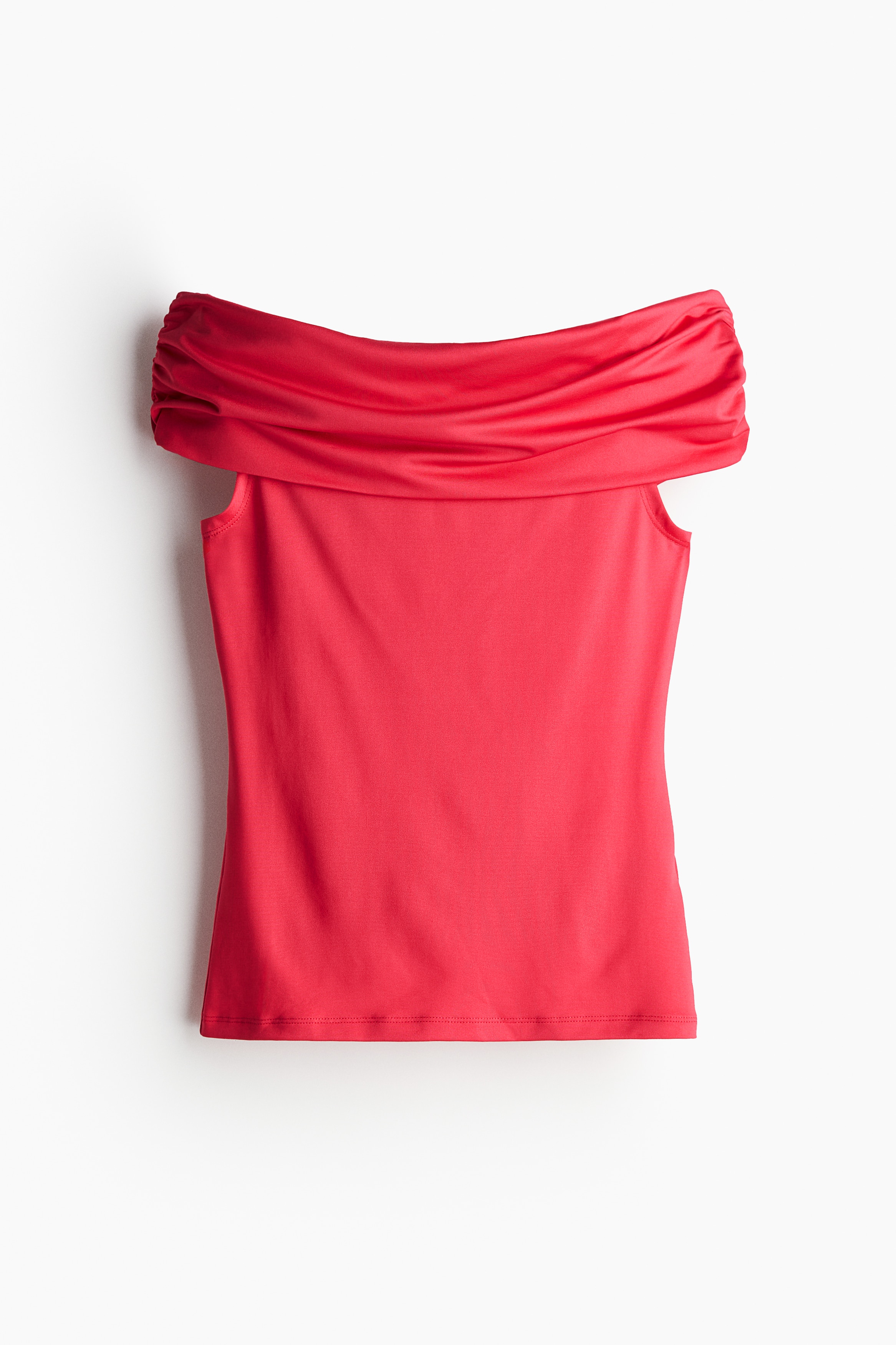 광택감 있는 스트레치 저지 소재의 피트되는 오프숄더 탑. 와이드한 상단을 접어 내렸으며, 옆면에 주름을 잡아 가볍게 드레이핑 효과를 준 디자인. 이미지