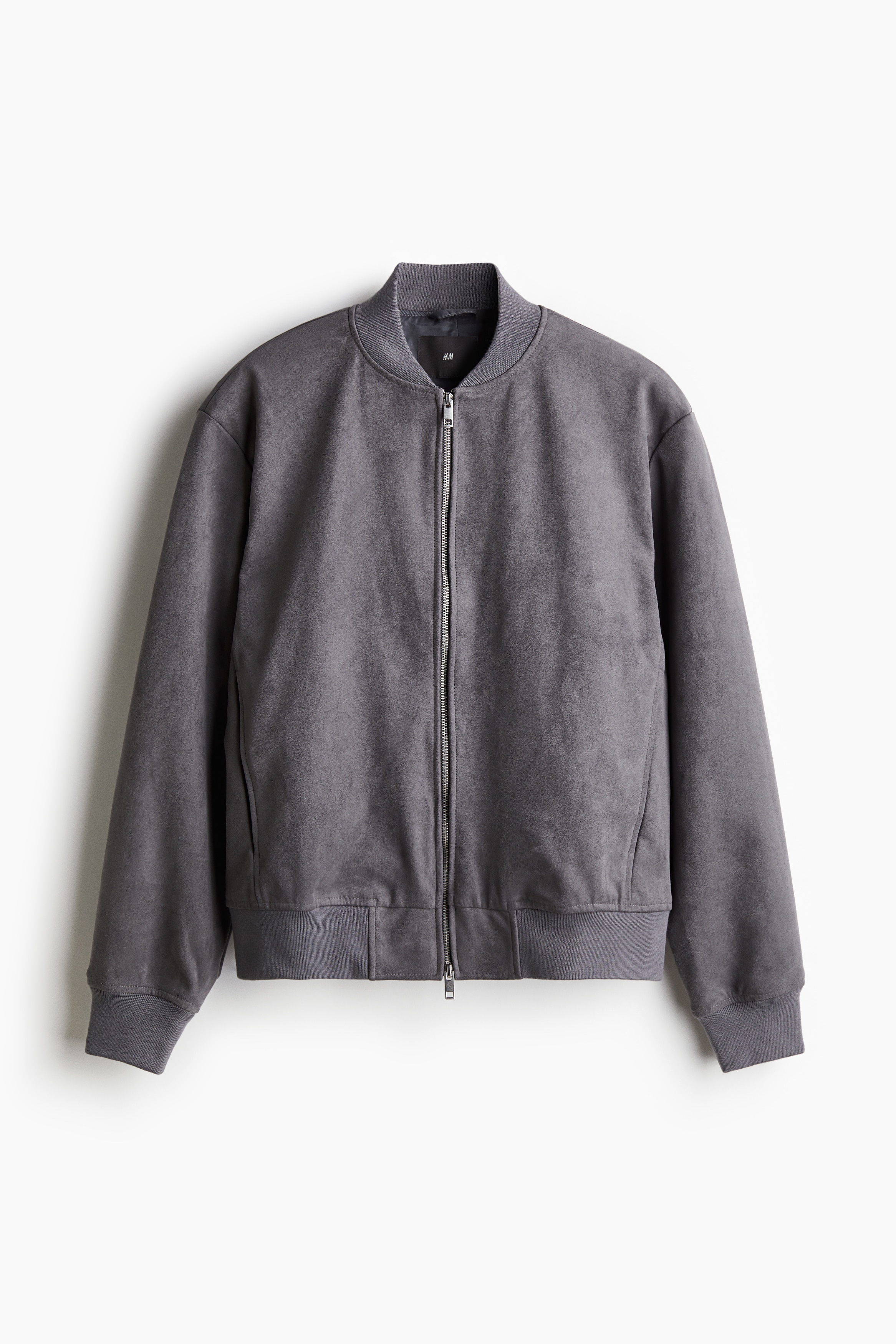 매끄러운 패브릭 소재의 보머 재킷. 짧은 리브드 칼라. 앞면 투웨이 지퍼 클로저. 세미 드롭 숄더. 내부 웰트포켓. 리브드 소맷단과 아랫단. 착용감이 편안하고 클래식한 레귤러핏 실루엣. 안감 부착. 이미지