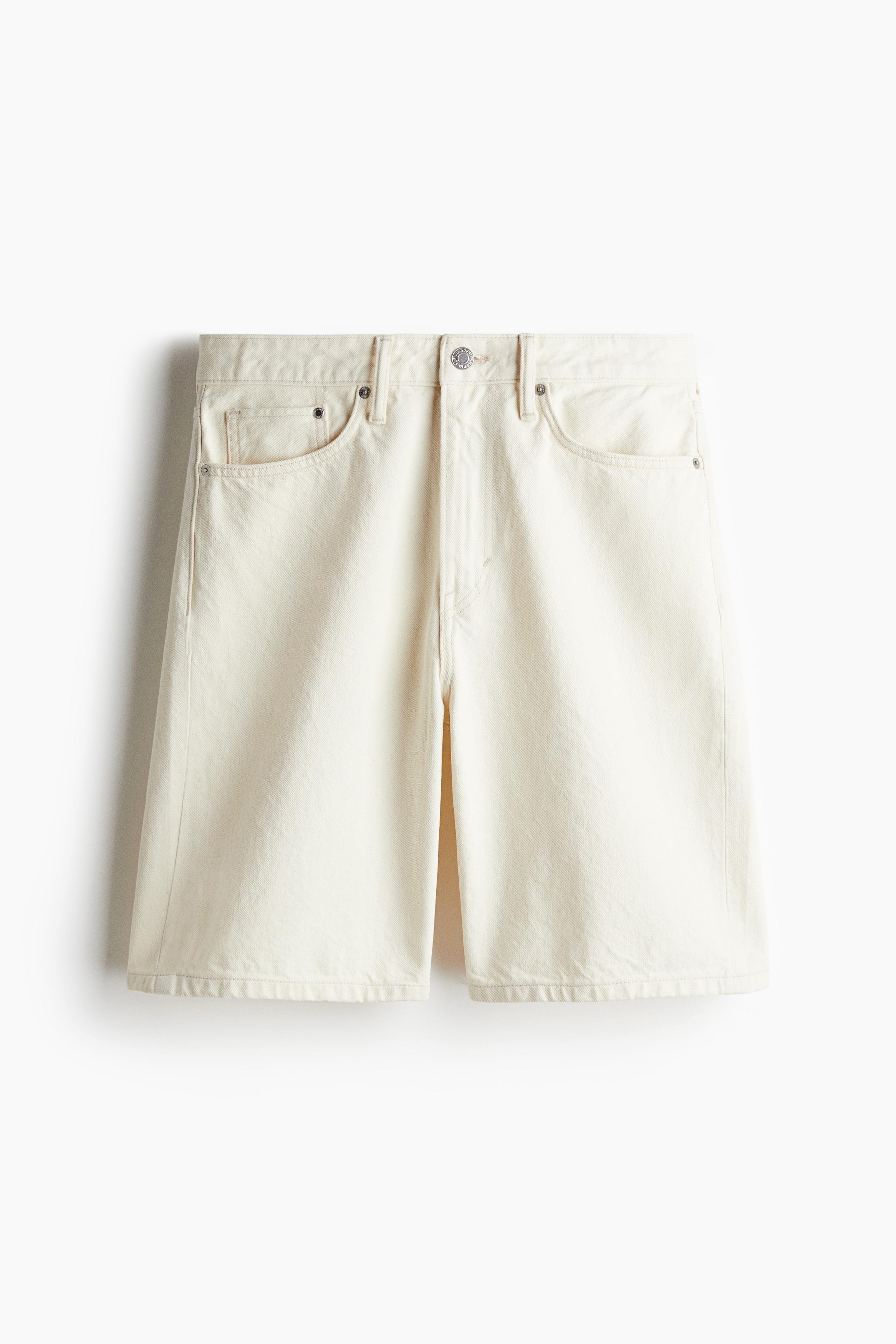 탄탄한 코튼 데님 소재의 5포켓 반바지. 스트레이트 레그. 힙부터 하단까지 릴랙스핏으로 떨어지는 스타일. 레귤러 웨이스트. 지퍼 플라이. 이미지