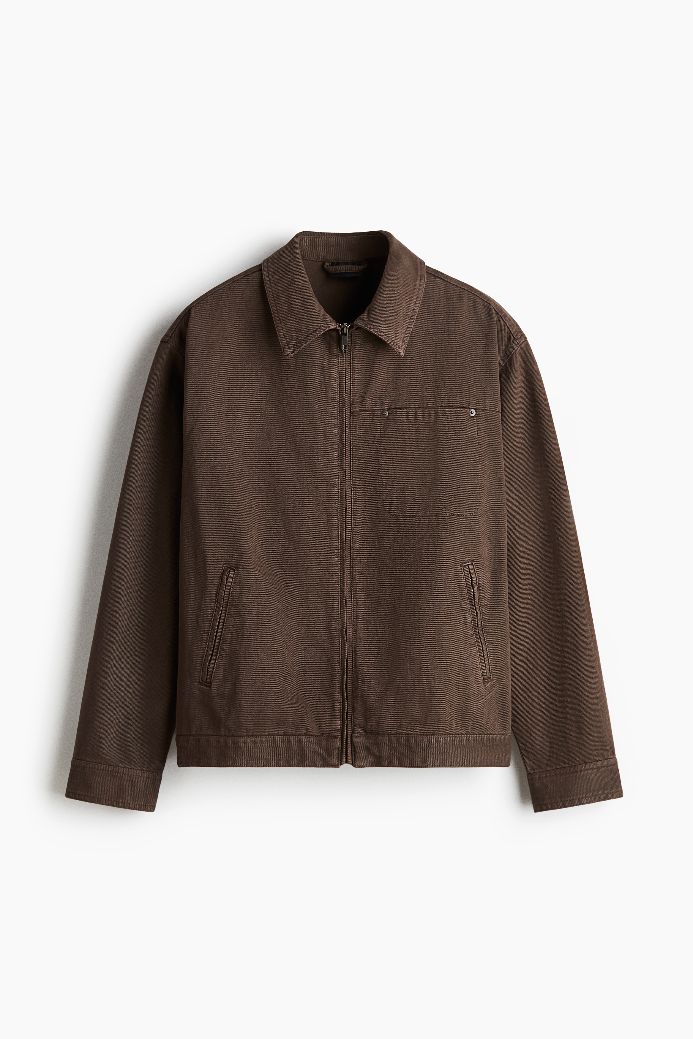 톡톡한 데님 소재의 유틸리티 재킷. 칼라가 있는 집업 스타일. 옆면 지퍼 포켓. 가슴 포켓. 플리츠가 잡힌 뒷면 요크. 긴소매. 트임과 버튼이 있는 소맷단. 넉넉하지만 오버사이즈보다는 약간 피트되는 루즈핏 실루엣. 안감 생략. 이미지