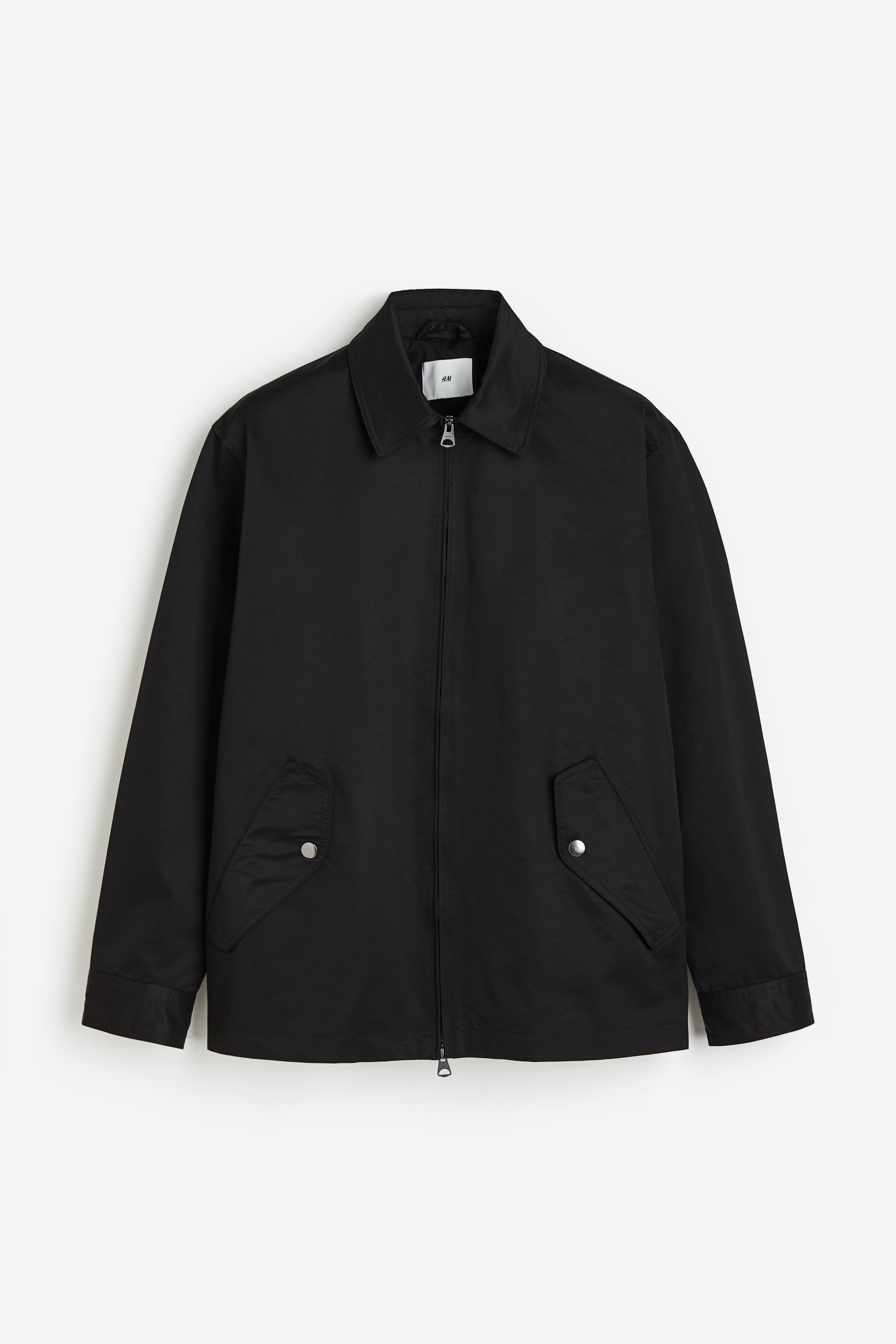 부드러운 트윌 소재의 긴소매 재킷. 칼라와 앞면 지퍼, 뒷면 요크가 있음. 소맷단 스냅버튼. 앞면 플랩포켓. 스냅버튼이 있는 내부 포켓. 옆면 탭과 스냅버튼으로 핏 조절하는 스트레이트 헴라인. 착용감이 편안하고 클래식한 레귤러핏 실루엣. 안감 부착. 이미지