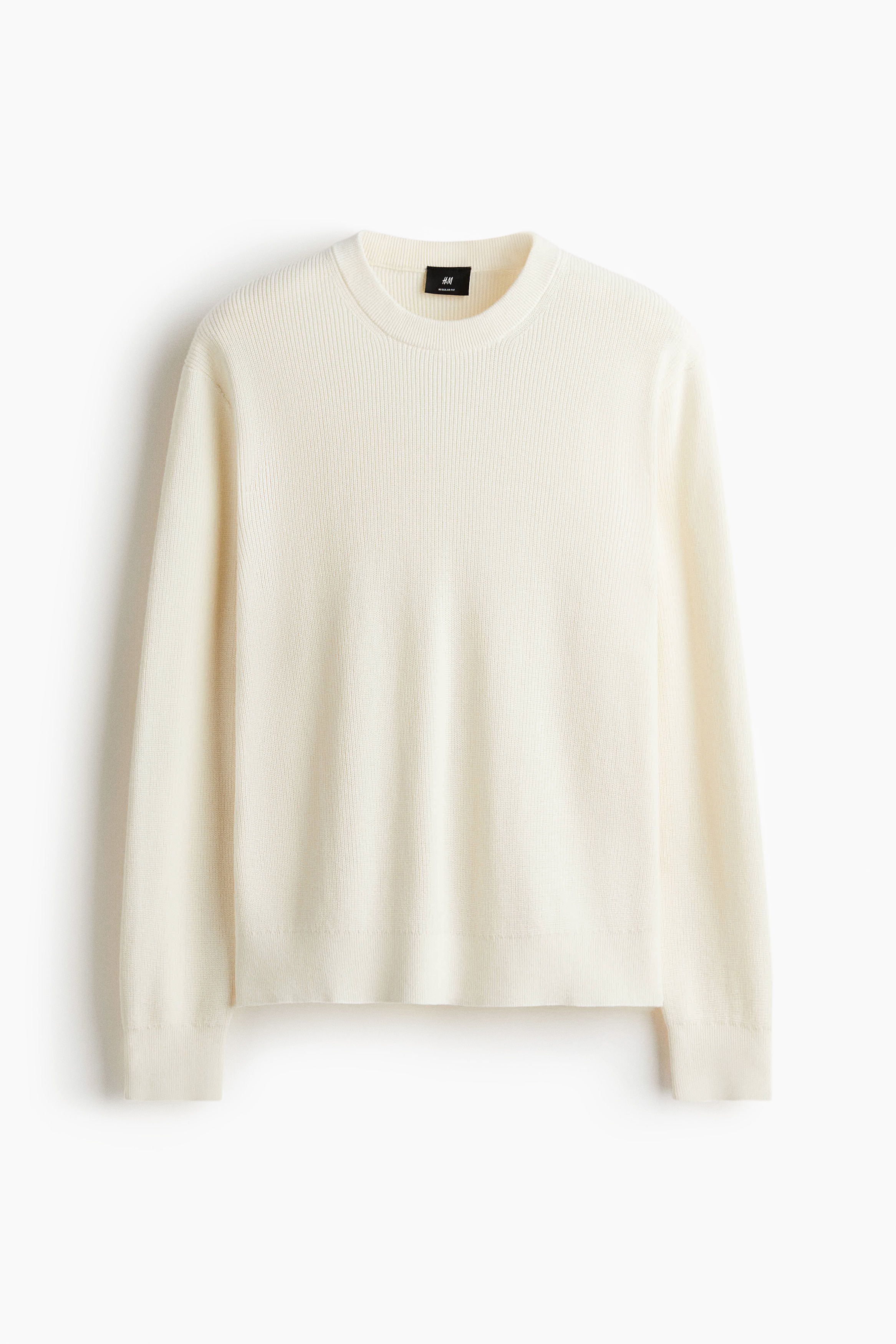 코튼을 사용한 리브드 파인니트 소재의 라운드넥 스웨터. 스트레이트 헴라인. 착용감이 편안하고 클래식한 레귤러핏 실루엣. 이미지