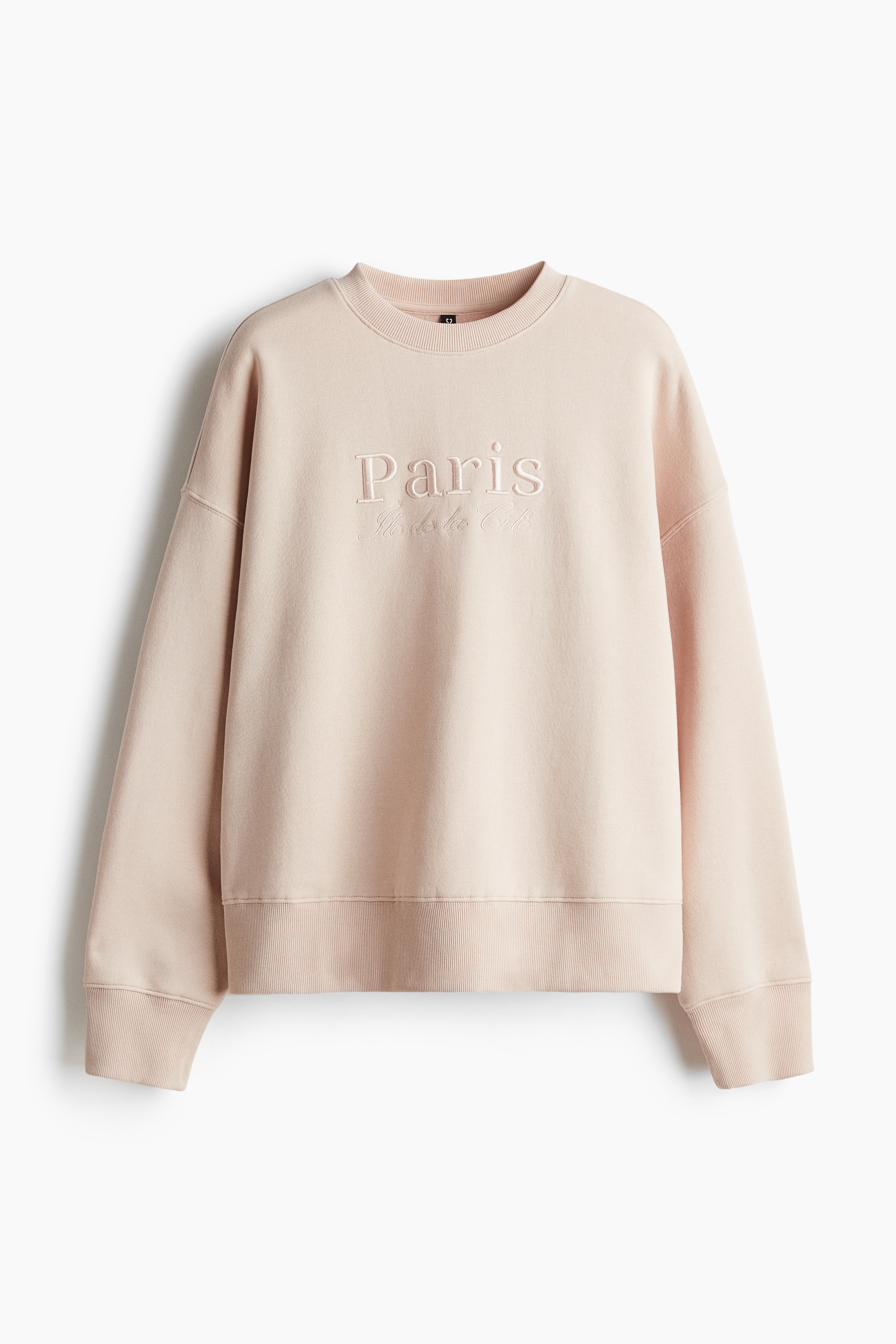 내부가 부드럽게 기모처리된 오버사이즈 스웨트셔츠. 장식 디테일. 리브드 마감 라운드넥. 어깨 라인이 낮게 처리된 드롭 숄더. 긴소매. 리브드 마감 소맷단과 아랫단. 이미지