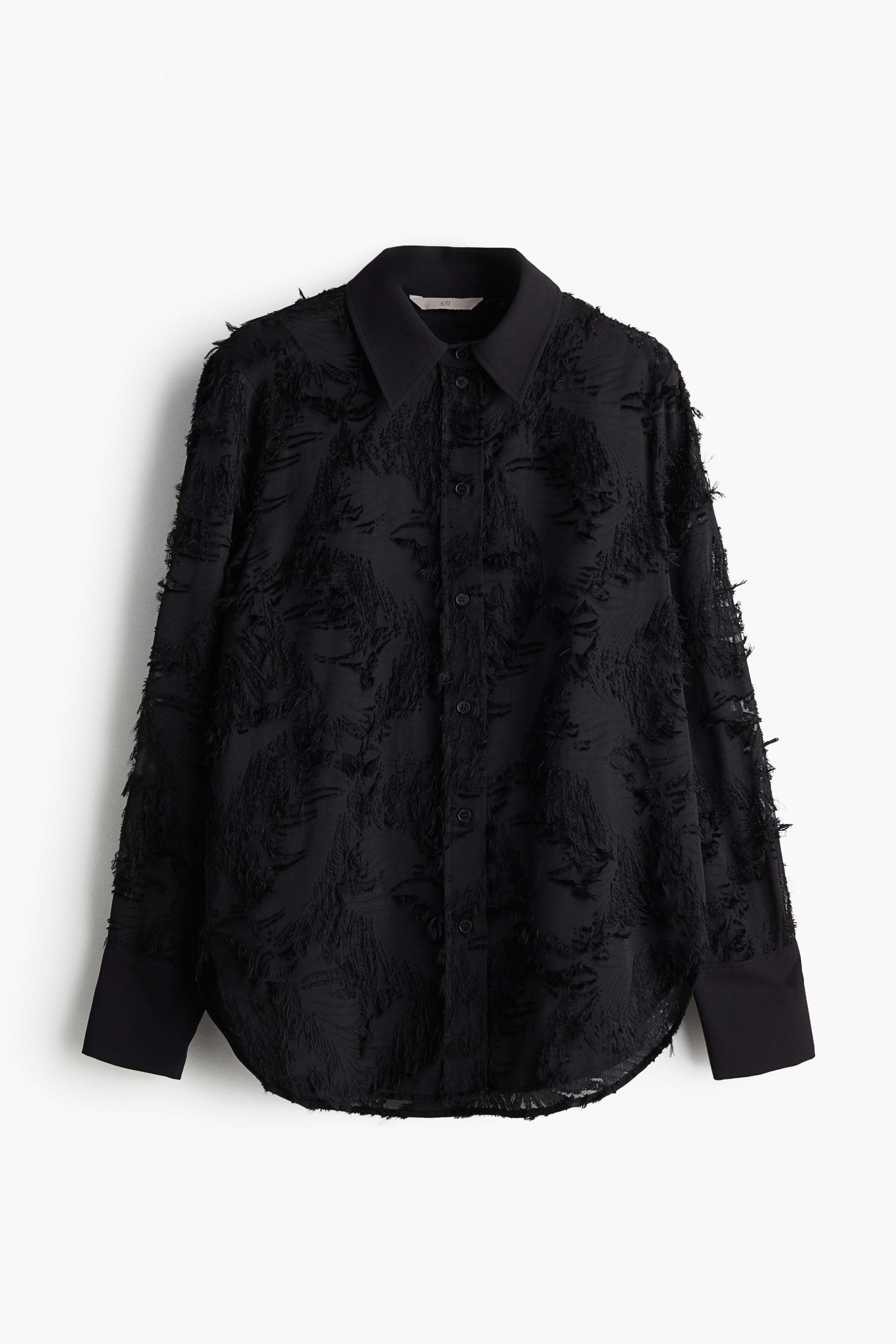 텍스처가 있는 셔츠. 포인티드 칼라. 버튼업 스타일. 플리츠가 잡힌 뒷면 요크. 세미 드롭 숄더. 긴소매. 소맷단 버튼. 라운드 헴라인. 이미지