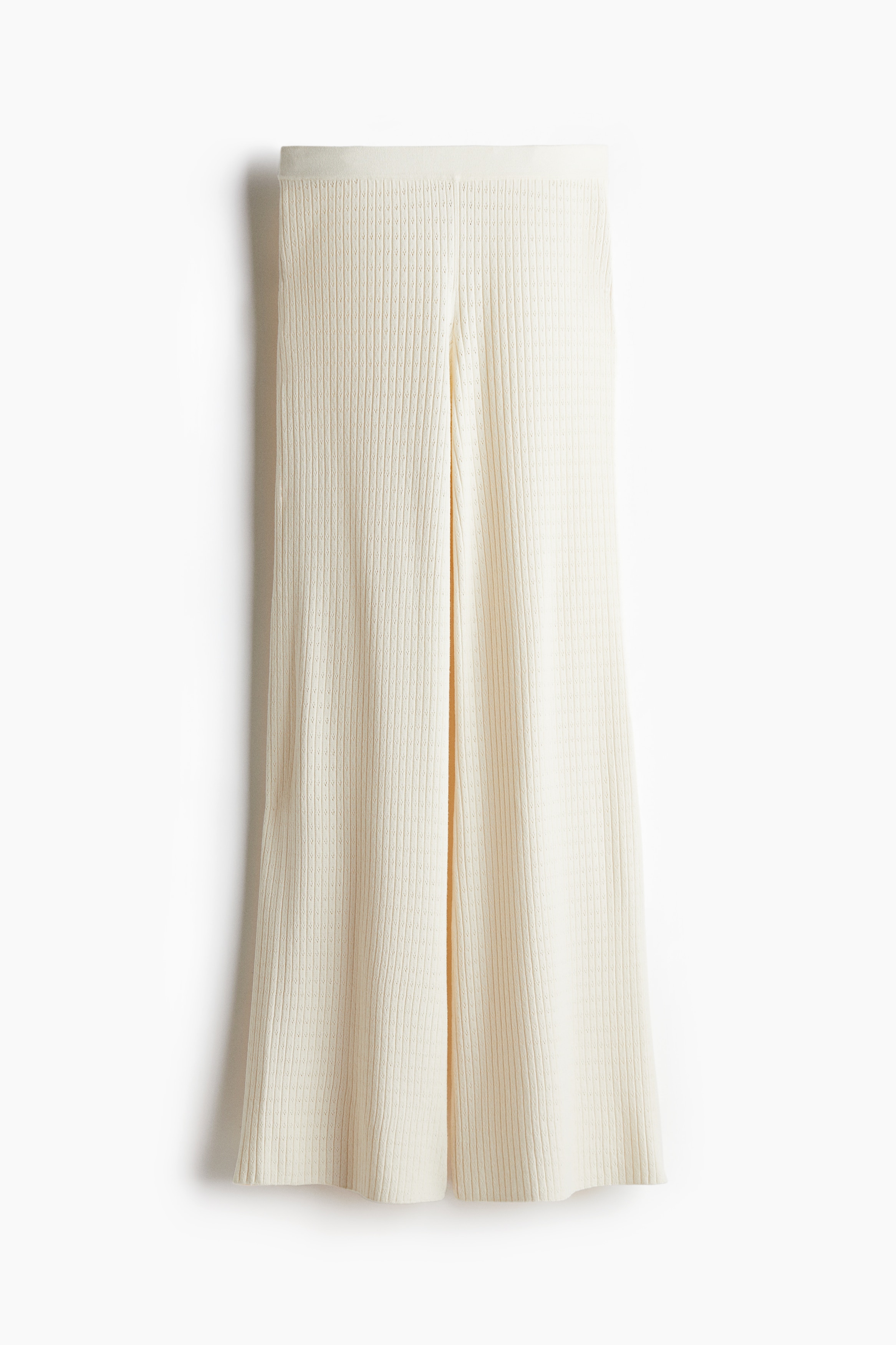 비스코스가 혼방된 리브드 포인텔 니트 소재의 팬츠. 슬림핏. 밴딩이 내장된 허릿단. 하단이 세미 플레어 라인으로 마감된 스트레이트 레그. 이미지