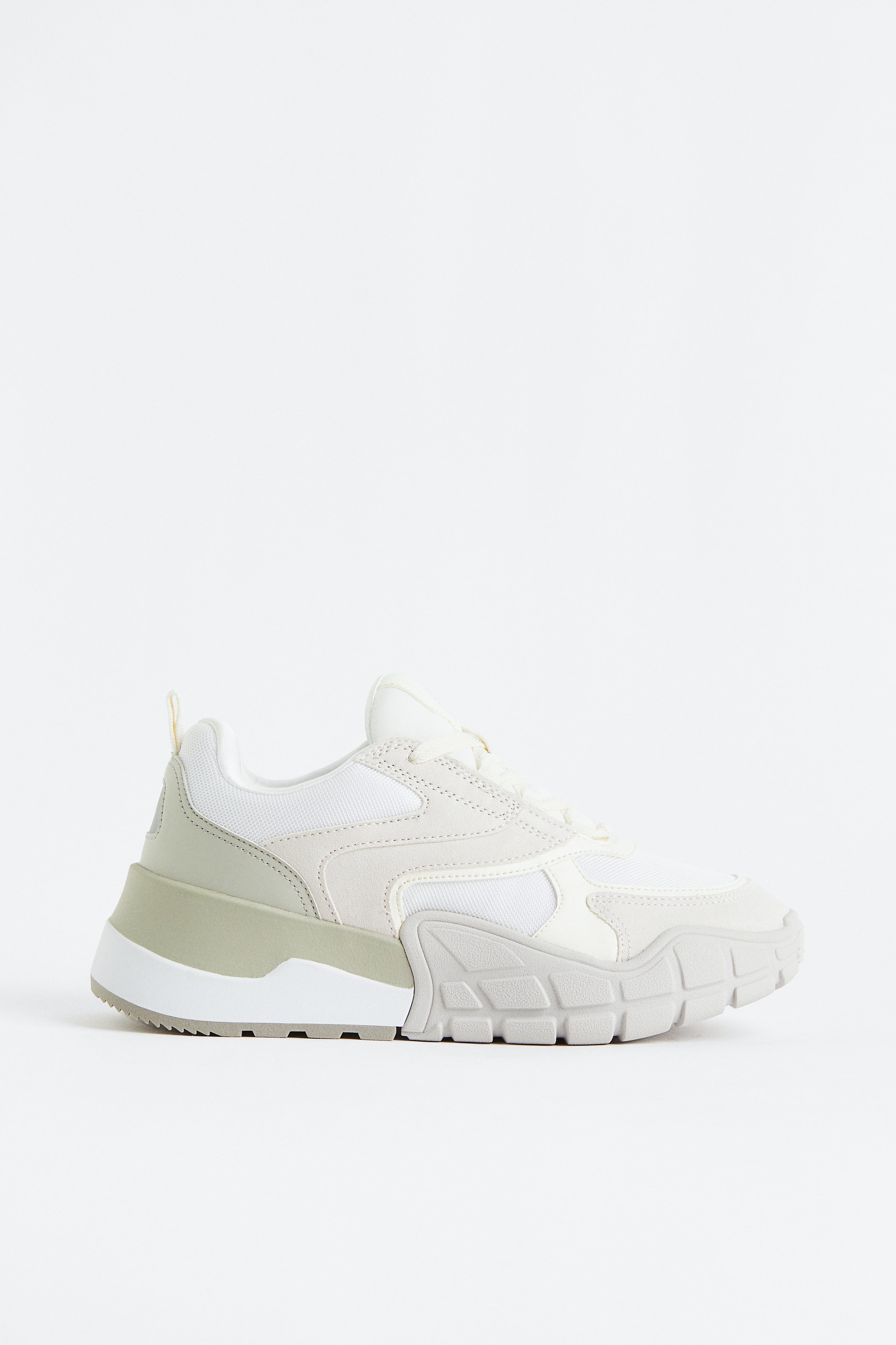 반사 디테일이 있는 레이스업 스니커즈. 입구와 혀 부분이 패딩됨. 뒷면 탭. 피케 내피, 패턴이 있는 청키한 밑창. 밑창 높이 6cm. 이미지