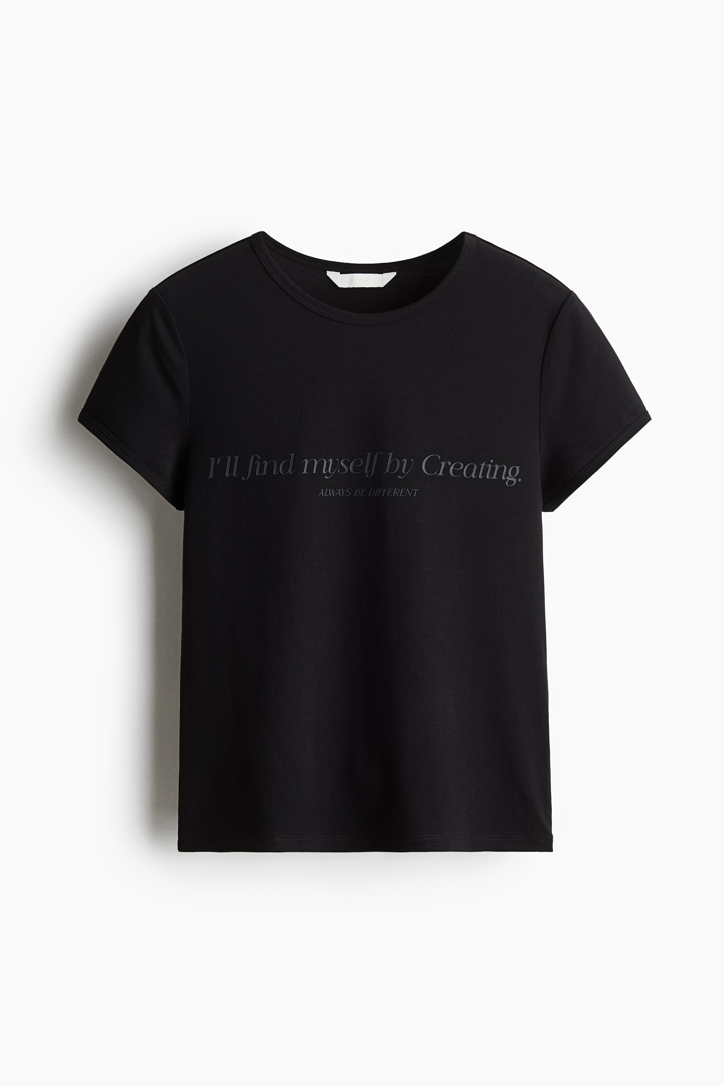 부드러운 저지 소재의 피트되는 티셔츠. 가슴 부분에 레터링 프린트 장식이 있음. 라운드넥. 스트레이트 헴라인. 이미지