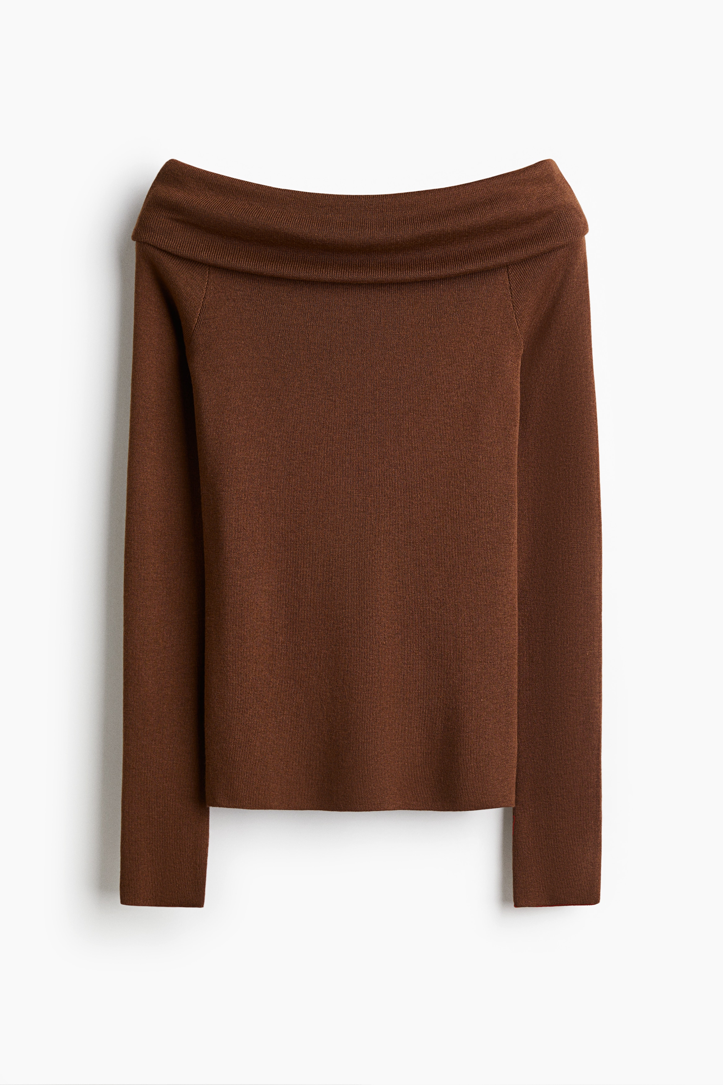 부드러운 니트 소재의 피트되는 긴소매 스웨터. 상단을 와이드하게 접어 내린 디자인. 이미지