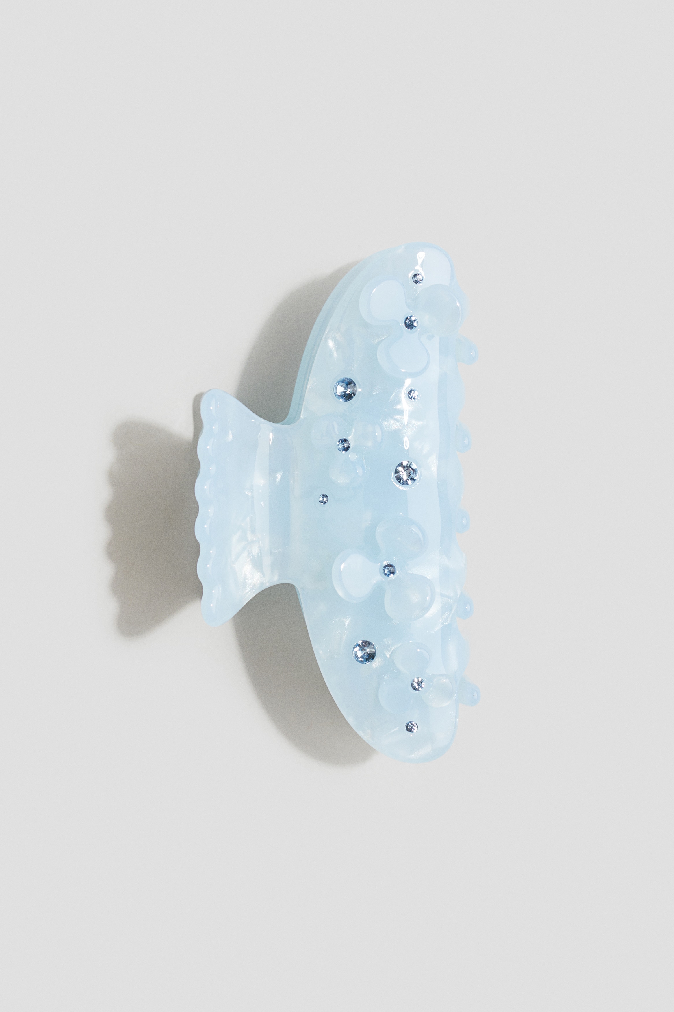 장식 디테일이 있는 플라스틱 헤어 클로. 이미지