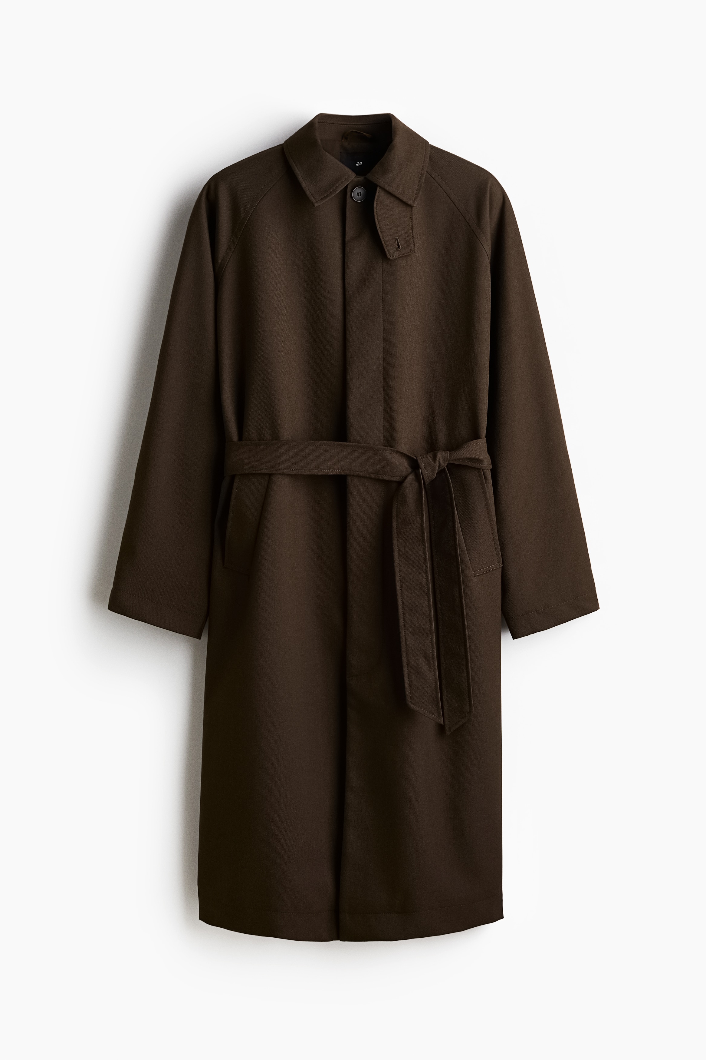 칼라가 있는 부드러운 트윌 소재의 맥 스타일 코트. 칼라 스트랩. 앞면 히든 버튼 클로저. 탈부착식 끈 벨트를 두른 디자인. 앞면 웰트포켓. 래글런 스타일의 긴소매. 탭과 버튼이 있는 소맷단. 뒷트임. 넉넉하지만 오버사이즈보다는 약간 피트되는 루즈핏 실루엣. 안감 부착. 이미지