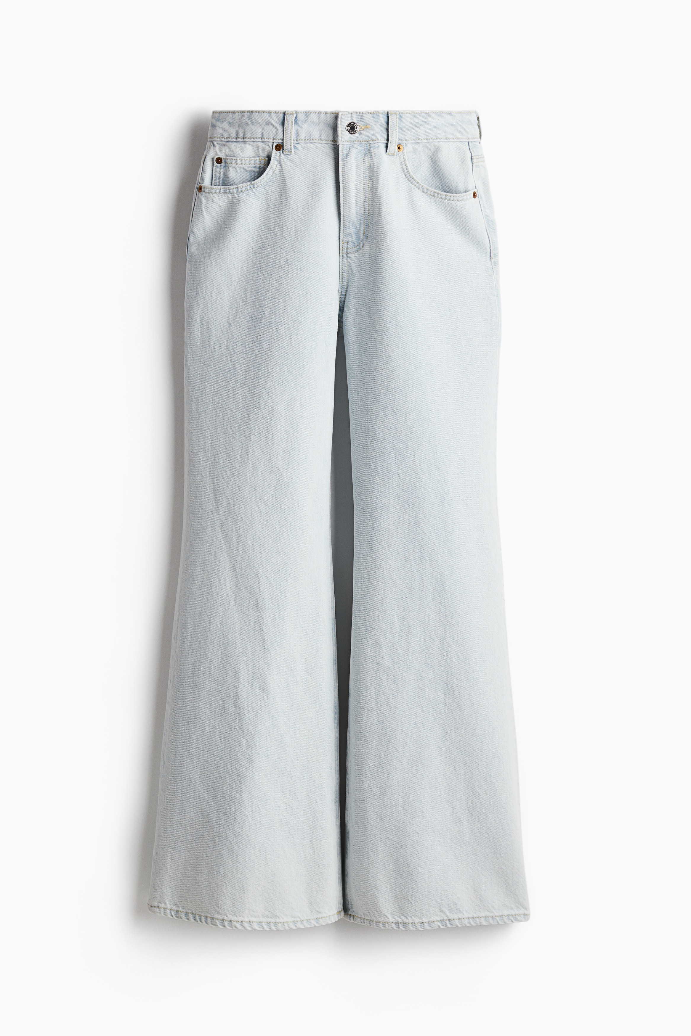 탄탄한 코튼 데님 소재의 5포켓 진. 처음은 탄탄하지만 착용할수록 부드럽고 유연해집니다. 플레어 레그. 허리부터 허벅지까지는 레귤러핏, 무릎부터 아랫단까지는 플레어 라인으로 마감됨. 레귤러 웨이스트. 지퍼와 버튼 클로저. 아랫단이 주름지지 않도록 발등 높이에 맞춘 레귤러 기장. 크롭트 탑부터 청키한 니트까지, 뭐든지 함께 스타일링해 보세요. 이미지