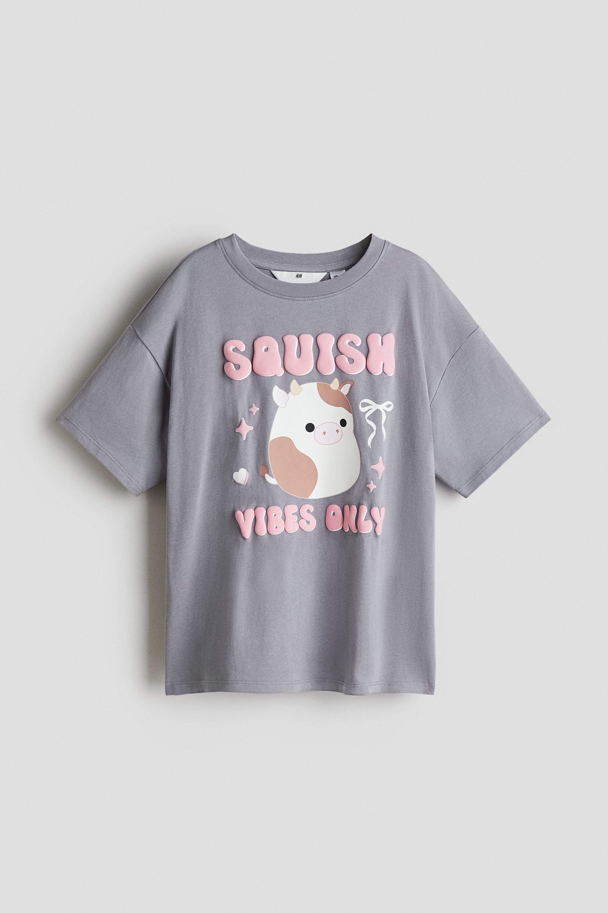 프린트가 있는 부드러운 코튼 저지 소재의 오버사이즈 티셔츠. 리브드 마감된 라운드 네크라인. 드롭 숄더. 이미지