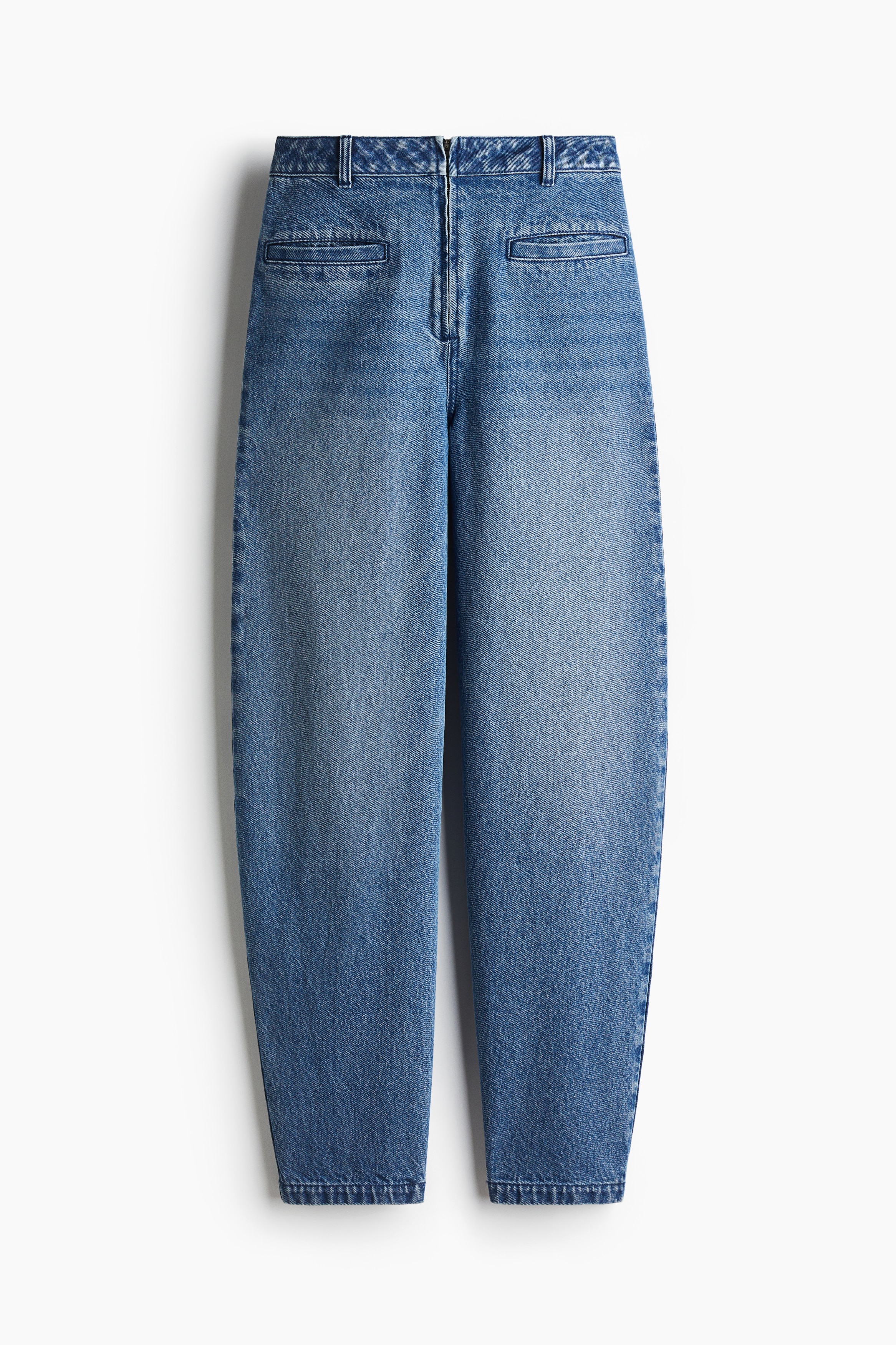 부드러운 코튼 소재의 데님 진. 레귤러 웨이스트. 지퍼와 히든 후크 클로저. 앞면 웰트포켓, 뒷면 포켓. 벌룬 스타일의 테이퍼드 레그. 이미지