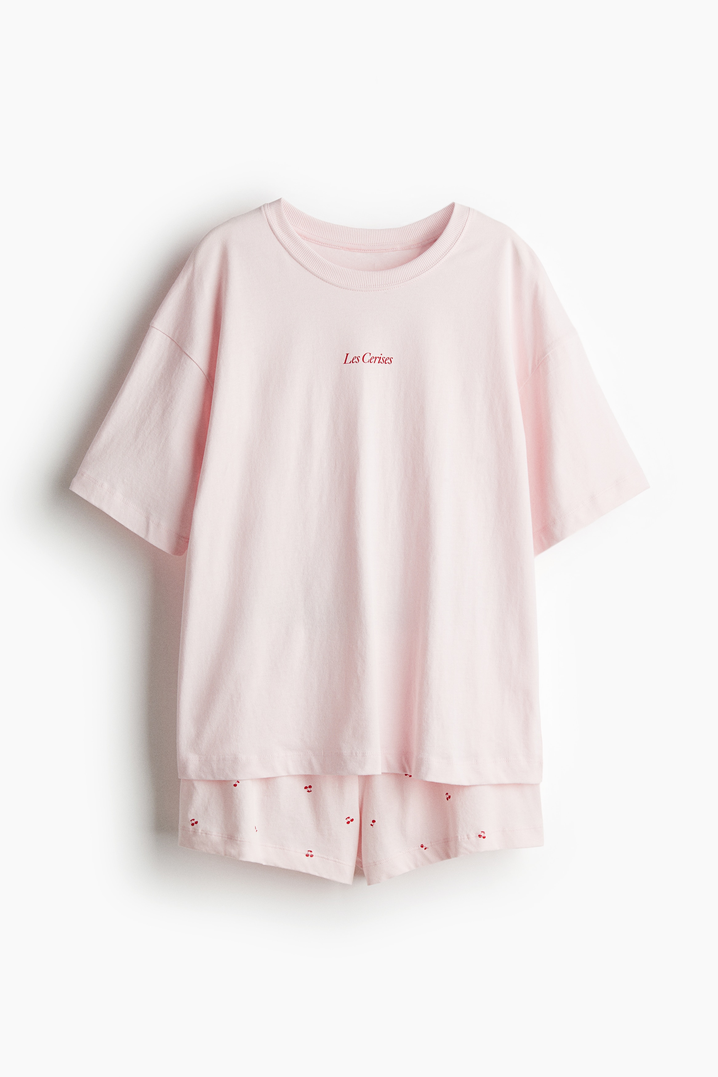 프린트 패턴이 있는 부드러운 코튼 저지 소재의 파자마 상하 세트. 상의 - 네크라인이 리브드 마감된 티셔츠. 드롭 숄더. 하의 - 허릿단에 밴딩이 내장된 반바지. 이미지