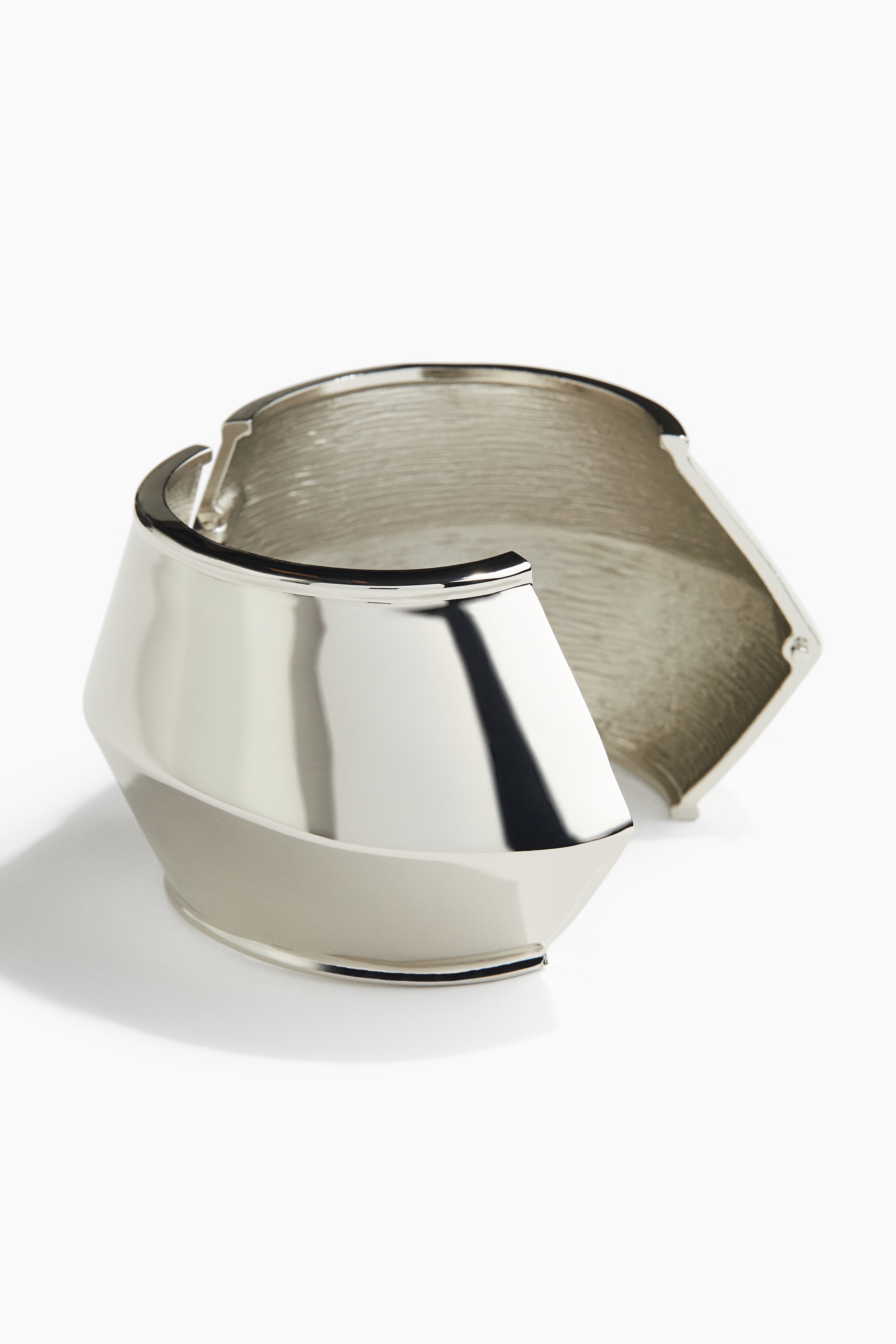 각진 광택성 금속 소재의 청키한 커프 스타일 팔찌. 힌지 클로저. 폭 6cm. 이미지