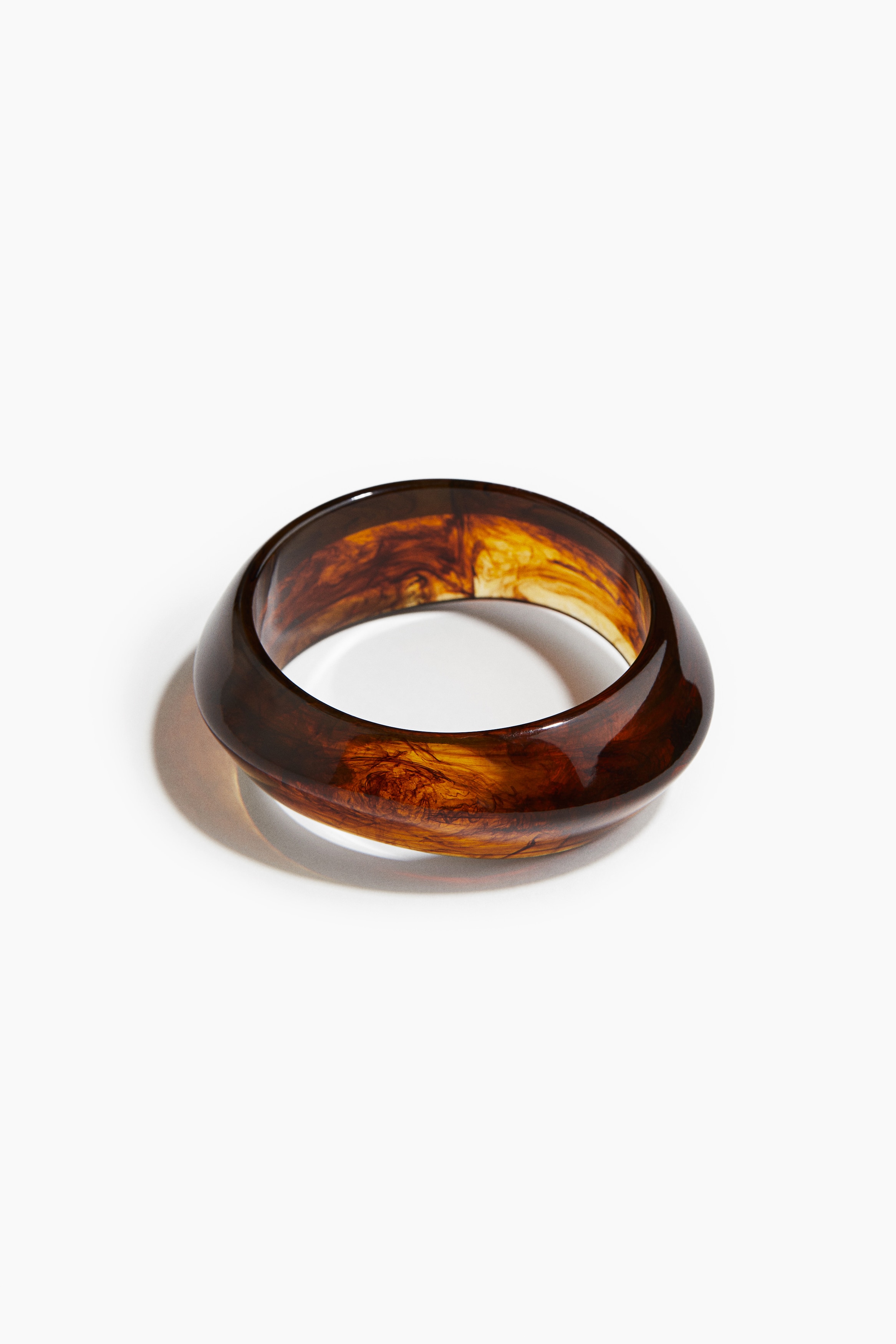 광택감 있는 플라스틱 소재의 청키한 뱅글. 이미지