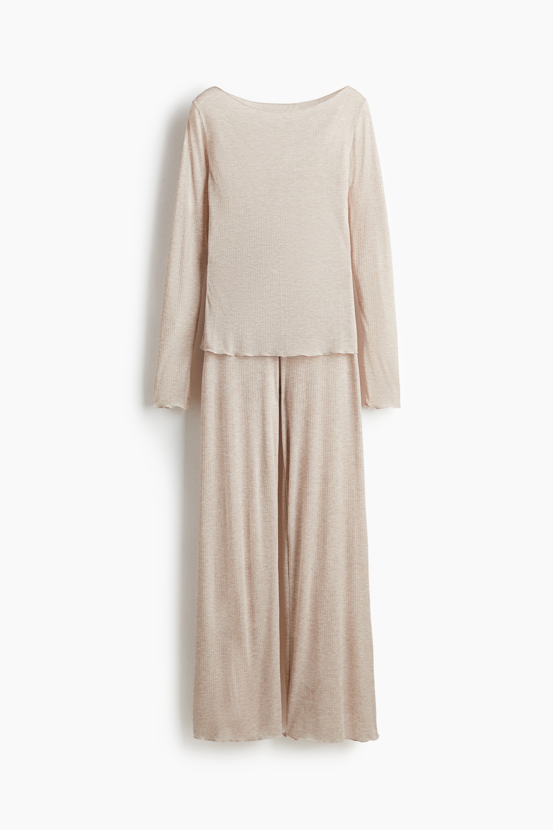 비침성 있는 리브드 저지 소재의 파자마 상하 세트. 오버로크처리된 옷단. 상의 - 피트되는 실루엣의 긴소매 보트넥 탑. 하의 - 드로스트링이 있는 신축성 허릿단의 팬츠. 와이드 레그. 이미지