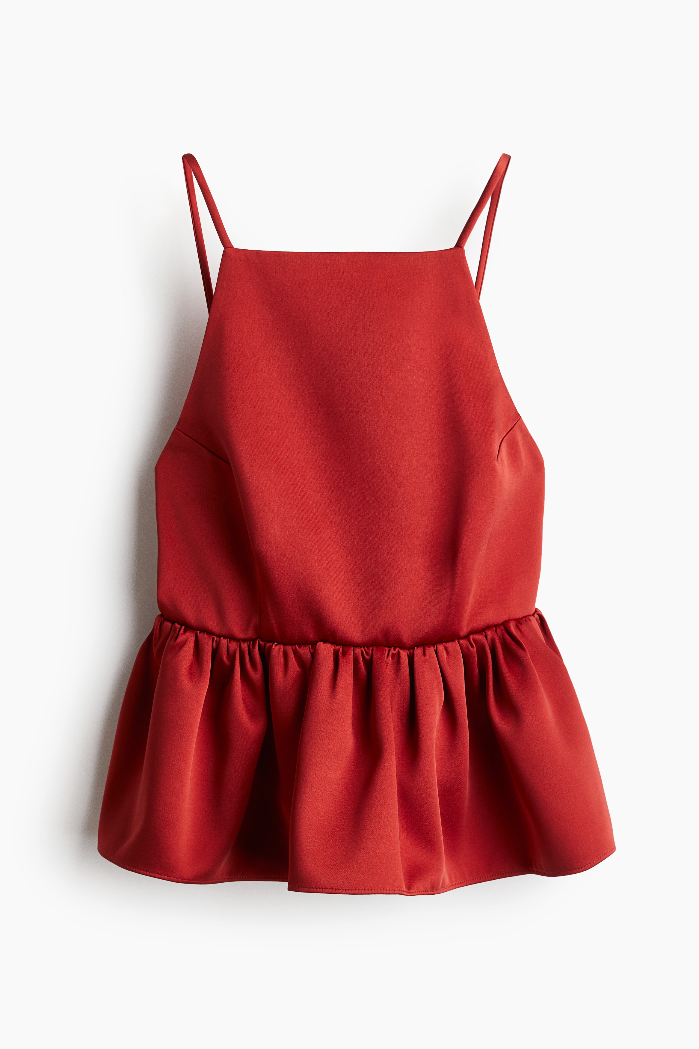 뒷면이 깊게 파인 새틴 소재의 탑. 스트레이트 네크라인. 가는 어깨 스트랩. 앞면에 입체감을 주는 솔기가 있음. 뒷면 히든 지퍼. 플레어 라인의 페플럼. 이미지