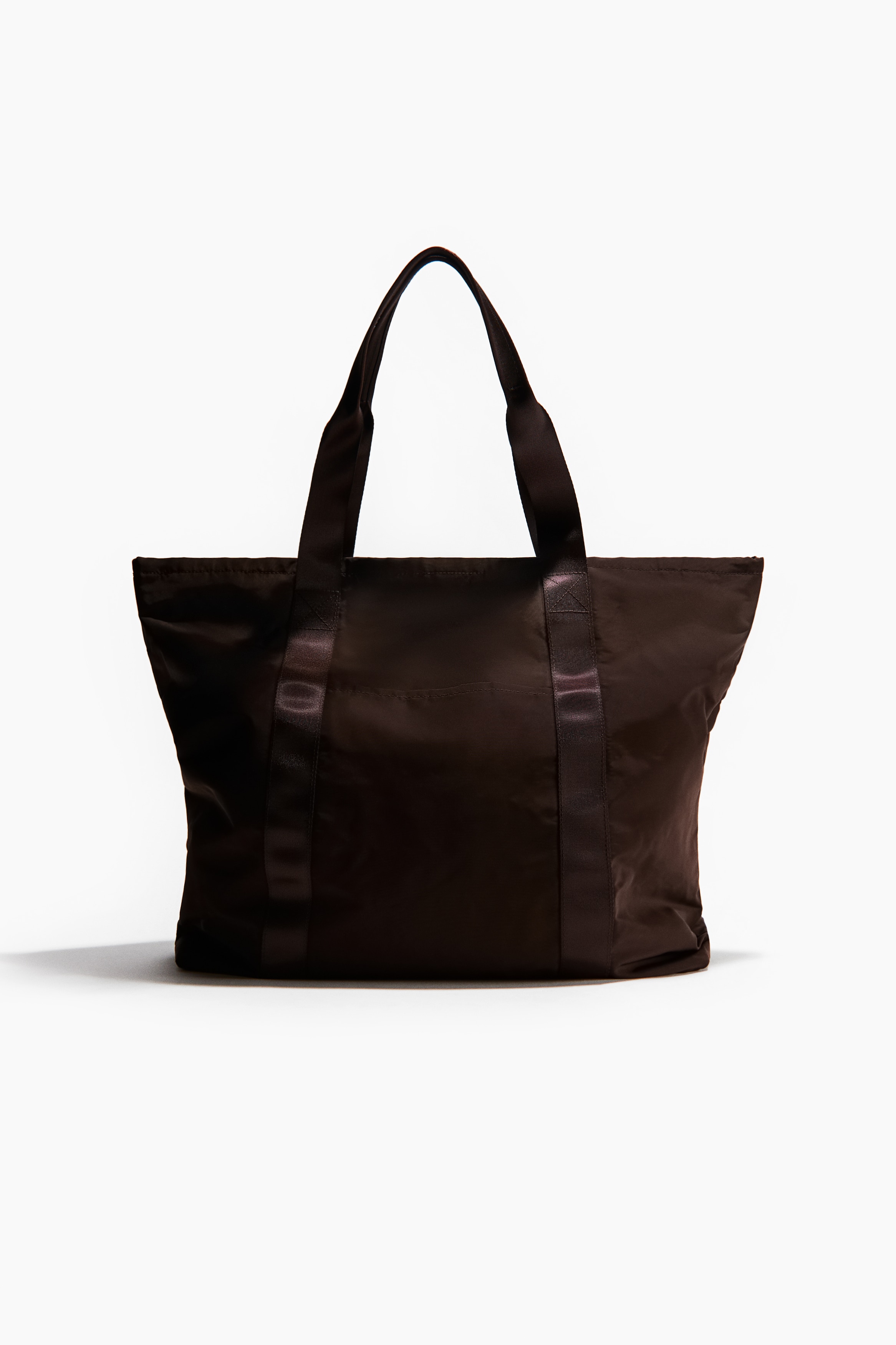 기능성 발수 소재의 넉넉한 스포츠 백. 손잡이 2개. 상단 지퍼. 지퍼로 여닫는 외부 포켓과 내부 포켓. 안감 부착. 깊이 13cm. 높이 41.5 cm. 하단 폭 43cm. 용량 24리터. 이미지