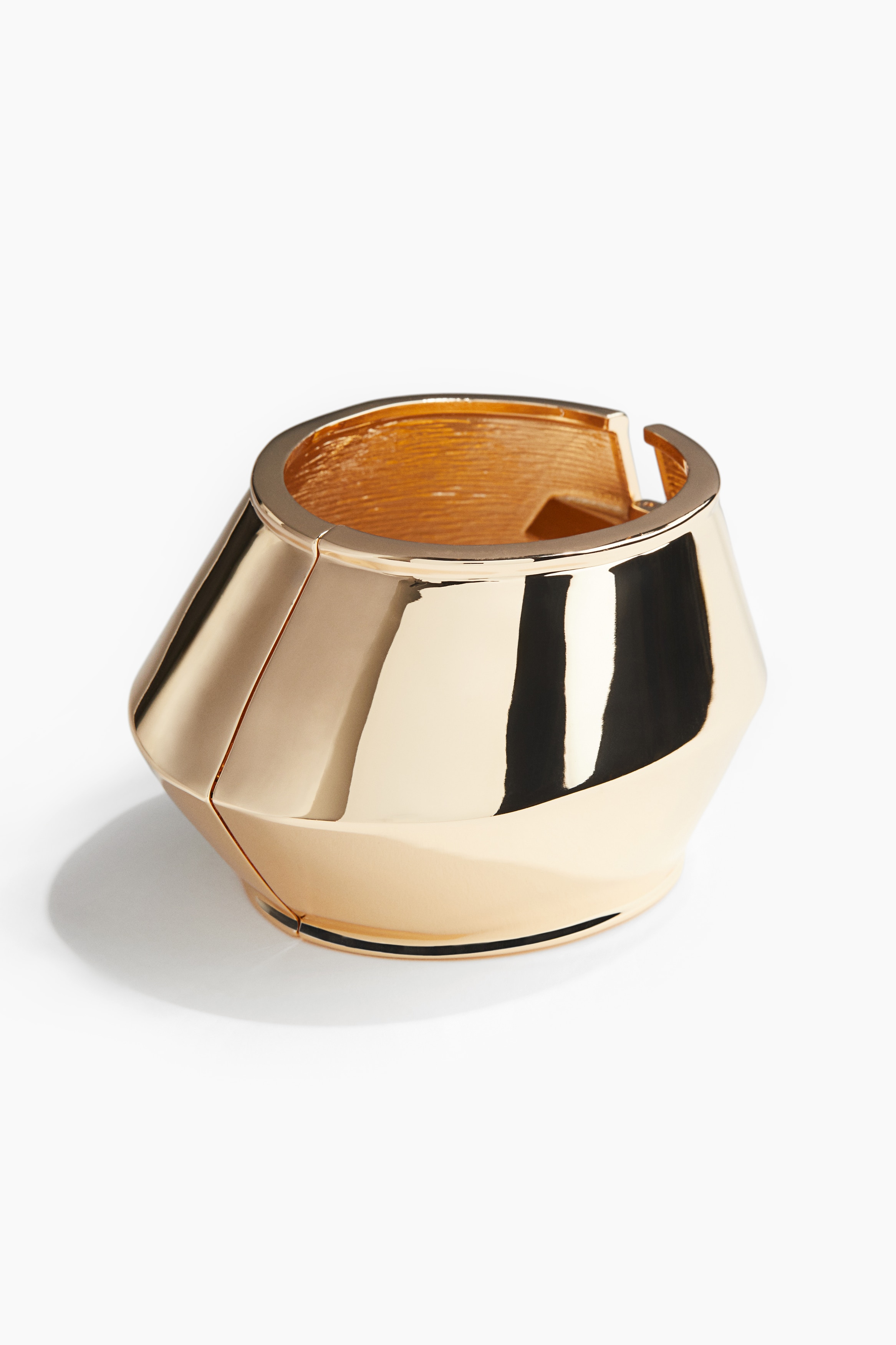 각진 광택성 금속 소재의 청키한 커프 스타일 팔찌. 힌지 클로저. 폭 6cm. 이미지