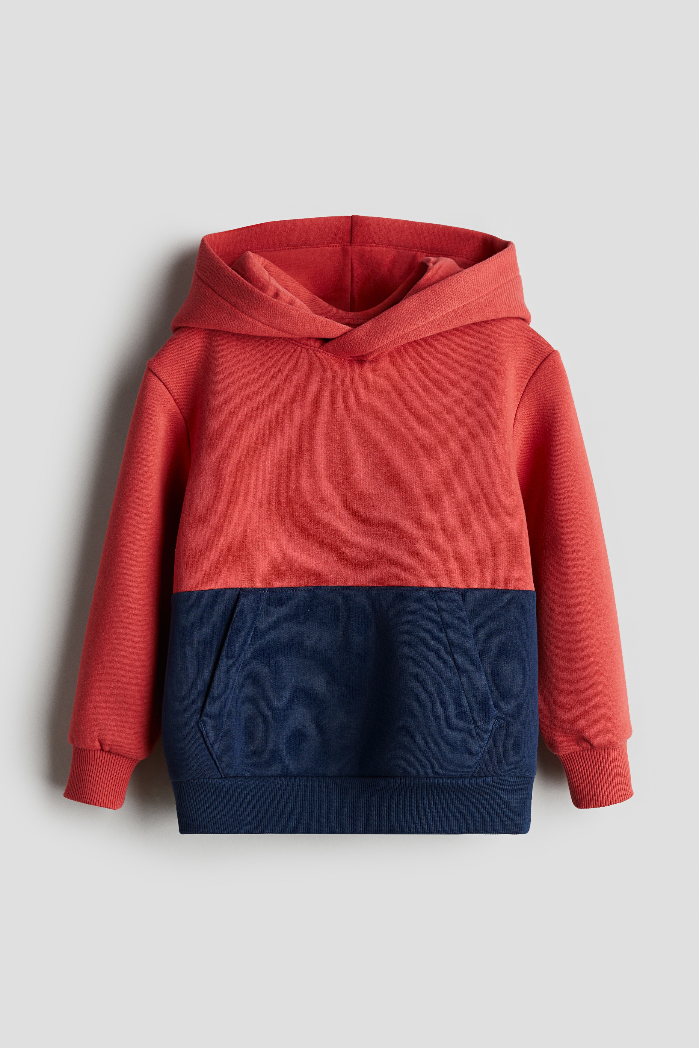 상의 - 내부가 부드럽게 기모처리된 긴소매 스웨트셔츠. 저지로 안감처리된 랩스타일 후드. 캥거루 포켓. 리브드 소맷단과 아랫단. 이미지