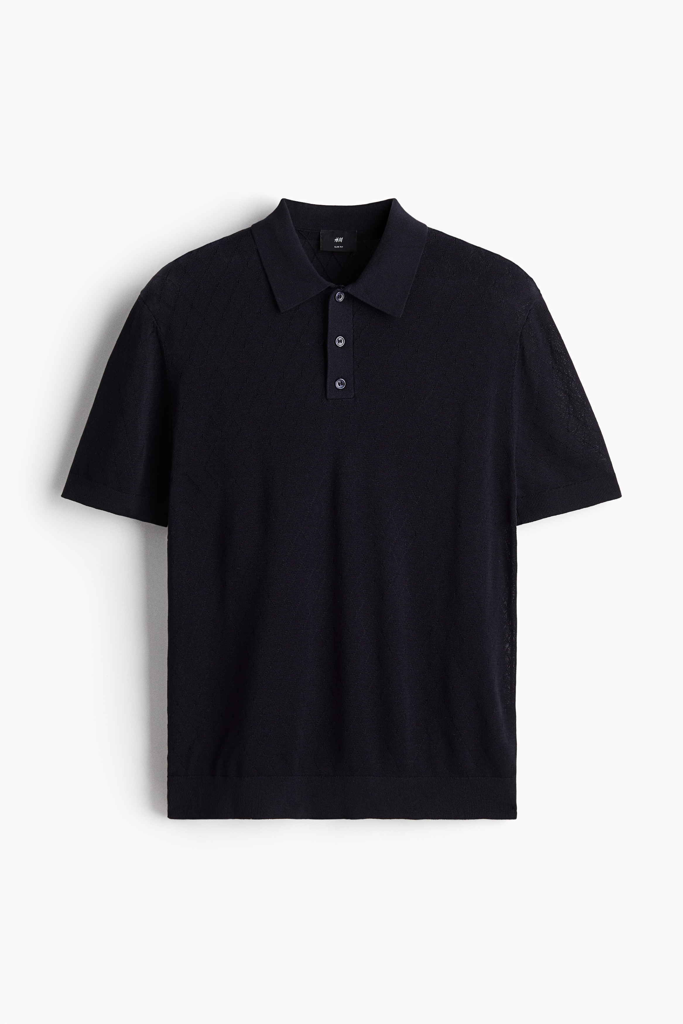Polo shirt in a fine knit made from a cotton and lyocell blend containing some silk, featuring an argyle pattern. Designed with a collar, button placket, short sleeves, and a straight hem. Slim fit that hugs the contours of your body, creating a fitted silhouette. 이미지