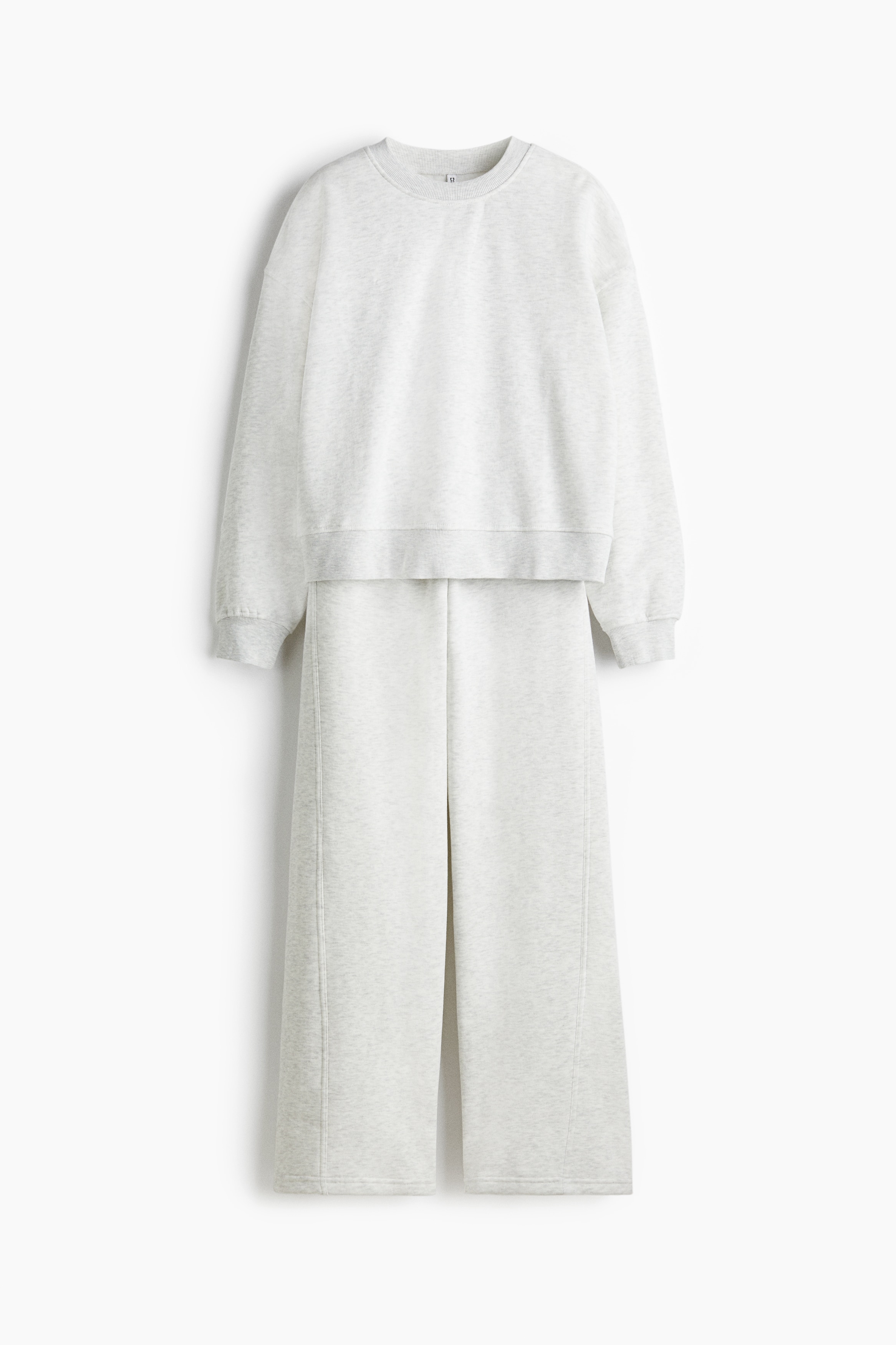 내부가 부드럽게 기모처리된 스웨트셔츠와 스웨트 조거 팬츠 세트. 리브드 트리밍된 긴소매 라운드넥 탑. 뒷면 요크. 어깨 라인이 낮게처리된 드롭 숄더. 리브드 소맷단과 아랫단. 드로스트링이 있는 신축성 허릿단의 조거 팬츠. 옆면 히든 포켓. 와이드 레그. 이미지