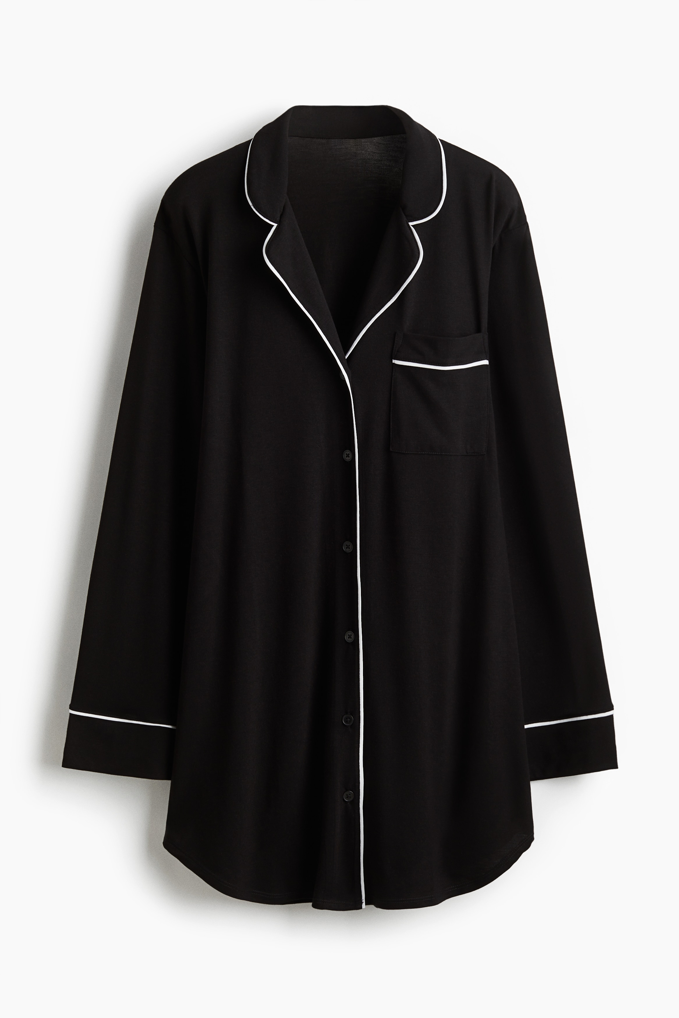 부드러운 비스코스 혼방 저지 소재의 루즈핏 파자마 셔츠. 포인트 컬러의 파이핑 디테일. 캠프 칼라. 버튼업 스타일. 가슴 패치포켓. 긴소매. 세미 라운드 헴라인. 이미지