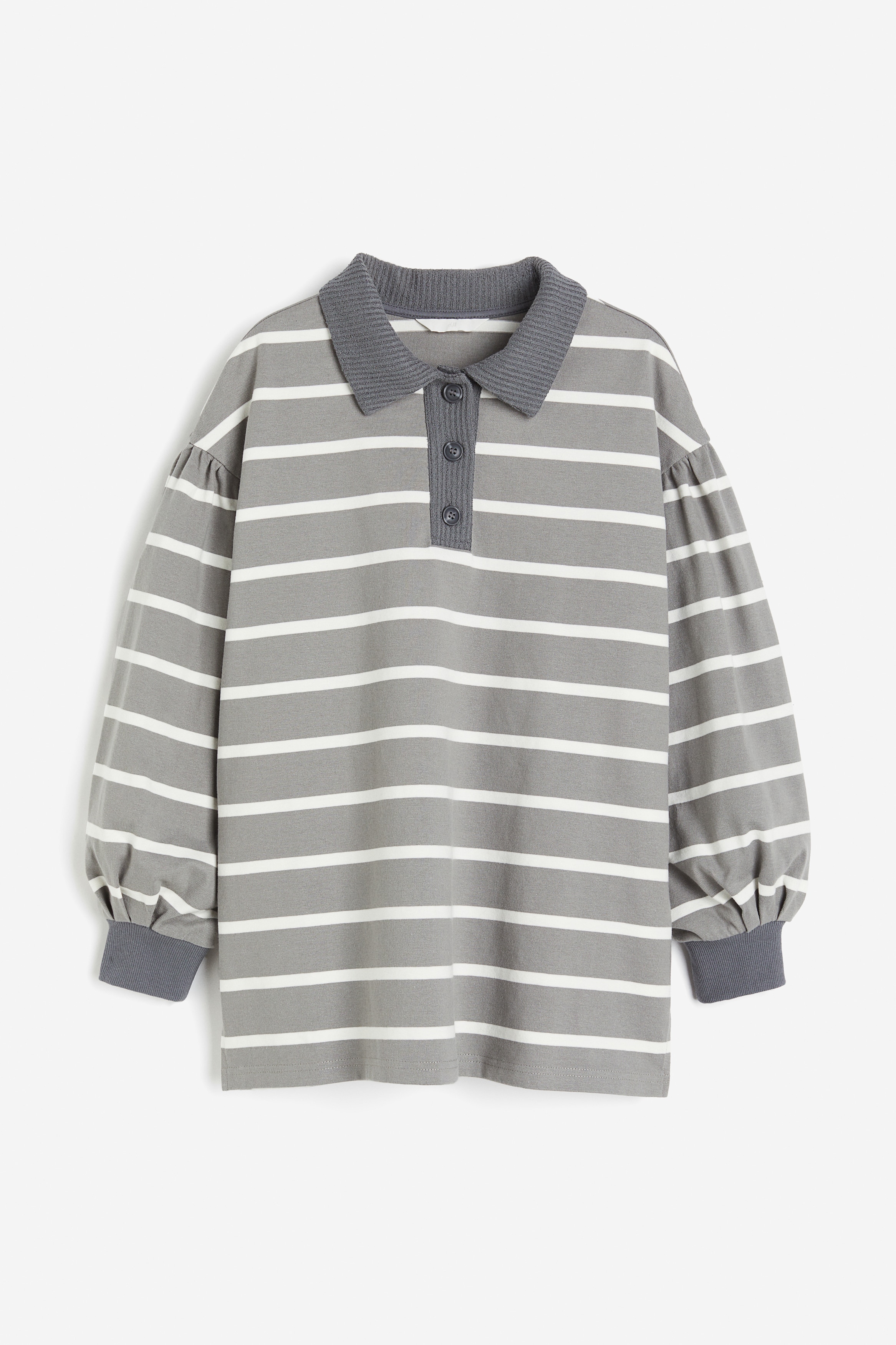 코튼 저지 소재의 오버사이즈 럭비 셔츠. 리브니트로 마감된 칼라. 버튼 플래킷. 드롭 숄더. 벌룬 스타일의 긴소매. 리브드 소맷단. 양쪽 옆면에 트임이 있는 스트레이트 헴라인. 이미지