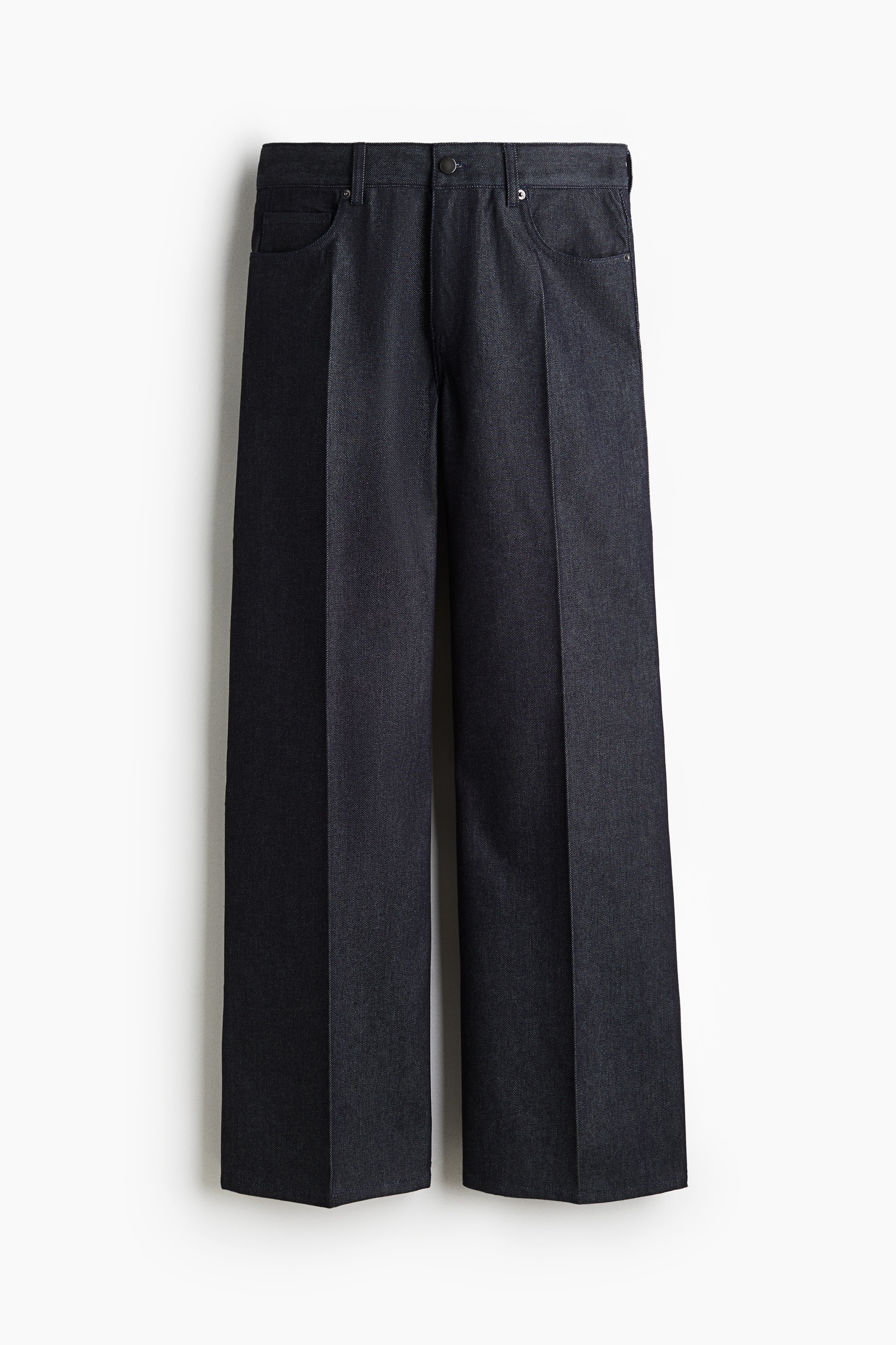 5-pocket jeans in raw cotton denim featuring a regular waist with a zip fly and button. Straight legs with sewn-in creases down the front. Longer length, designed to fall over the foot with a stacking effect. 이미지